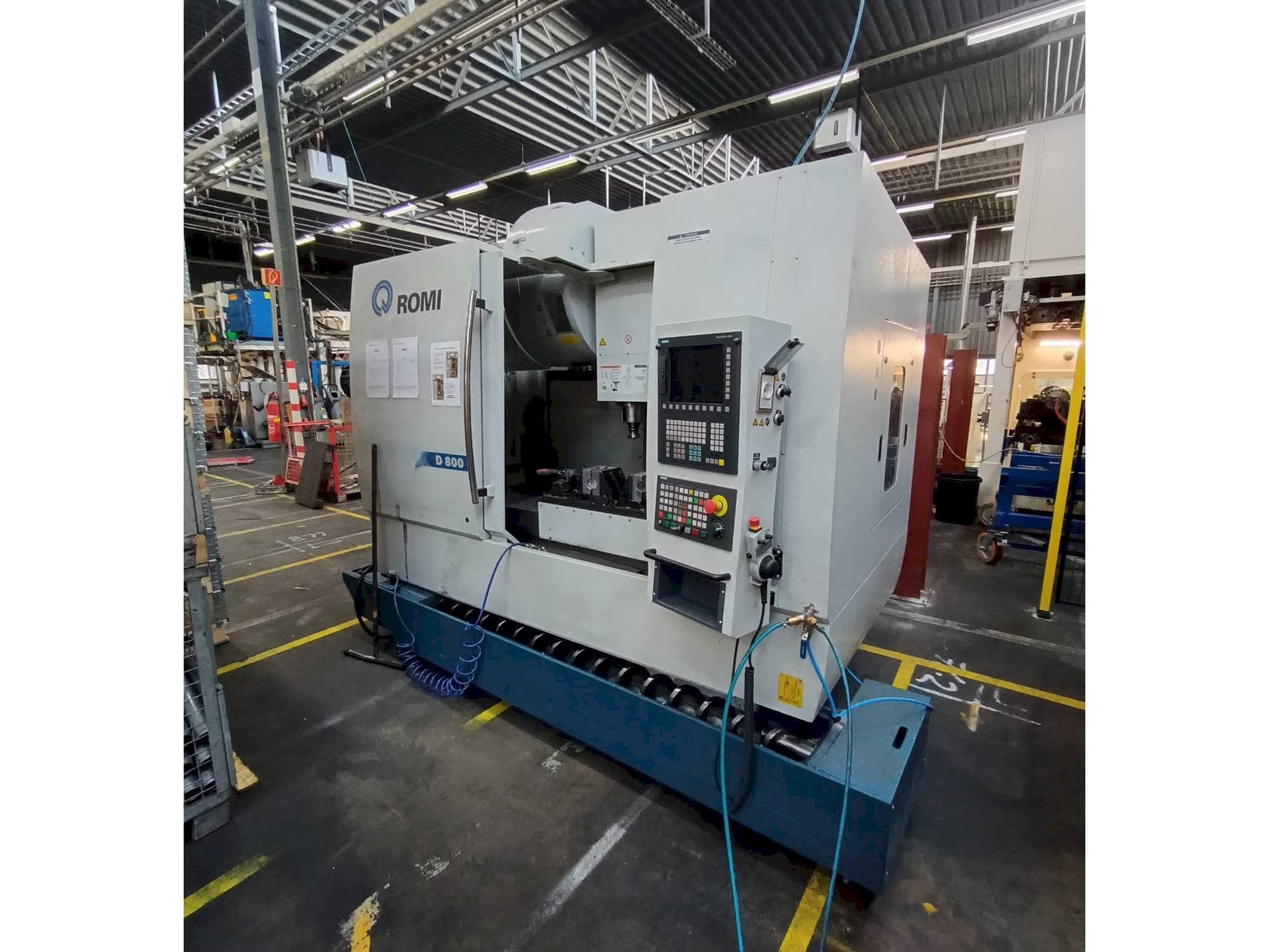 Vista Frontal da Romi D800 máquina