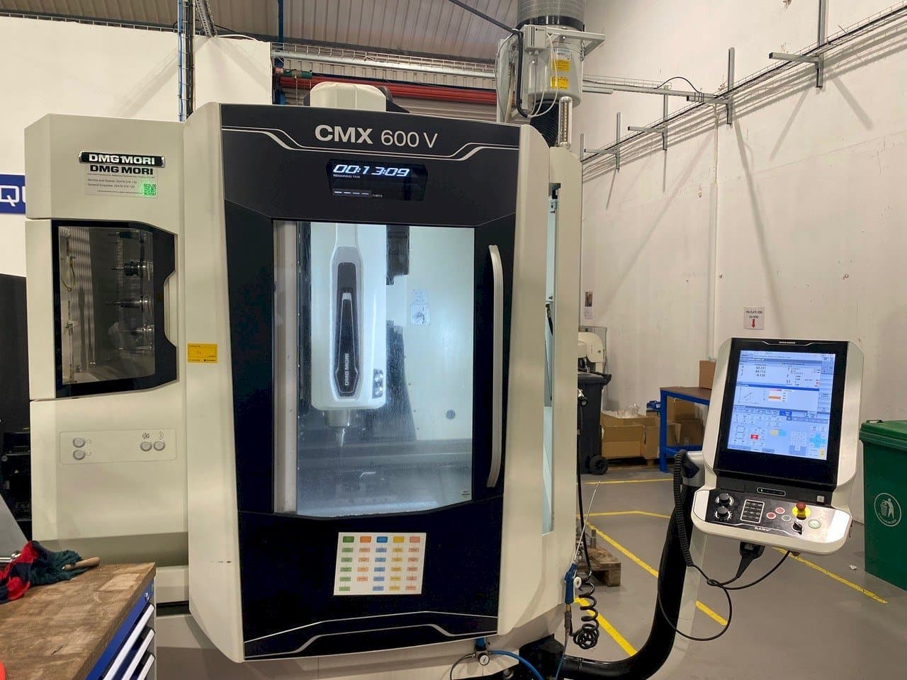 Vista Frontal da DMG CMX 600 V máquina