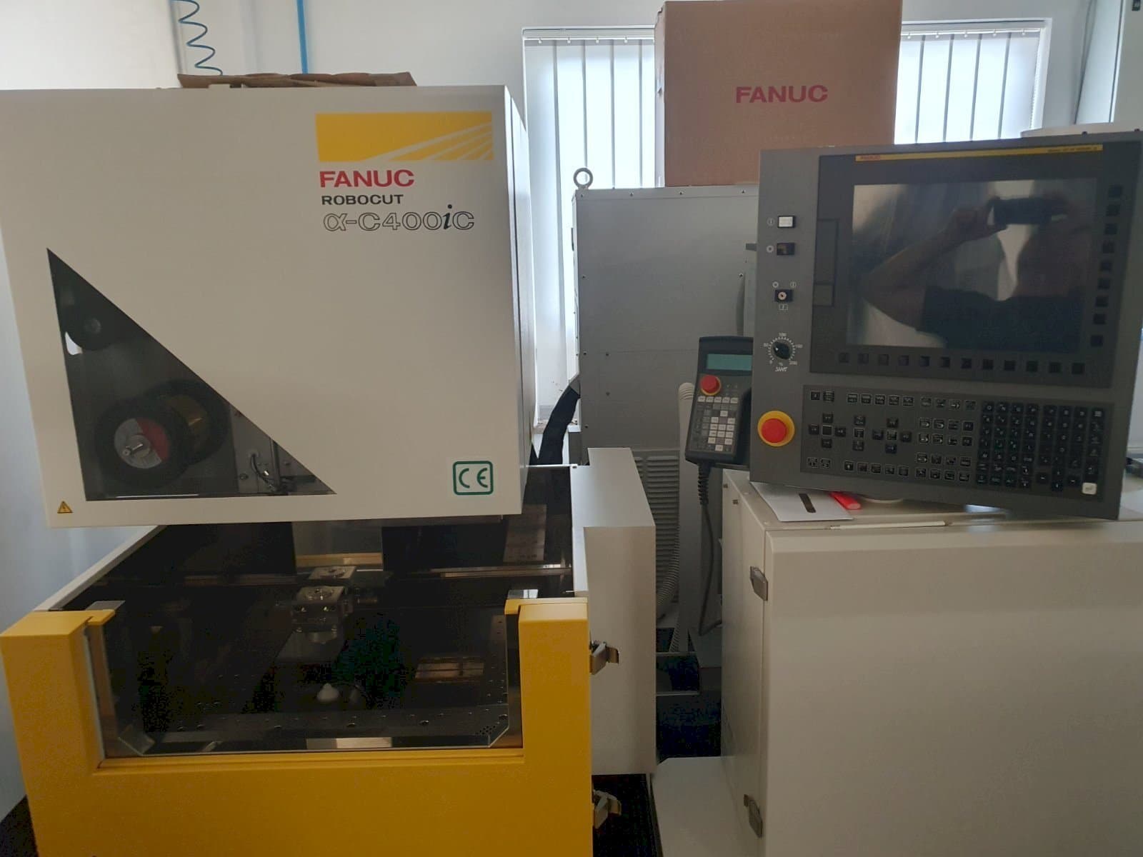 Vista Frontal  da FANUC Robocut C400iC  máquina