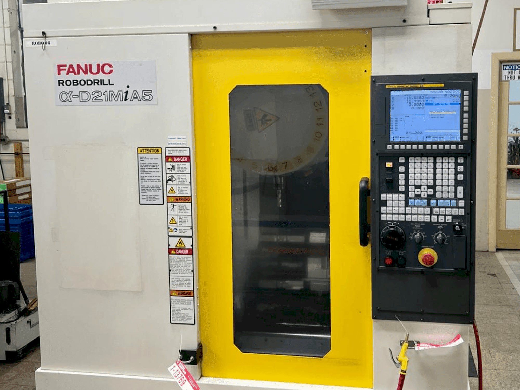 Vista Frontal da FANUC Robodrill D21MiA5 máquina