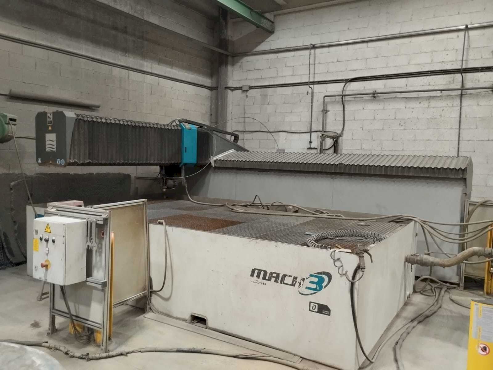 Vista Frontal da Flow Mach3 4020B máquina