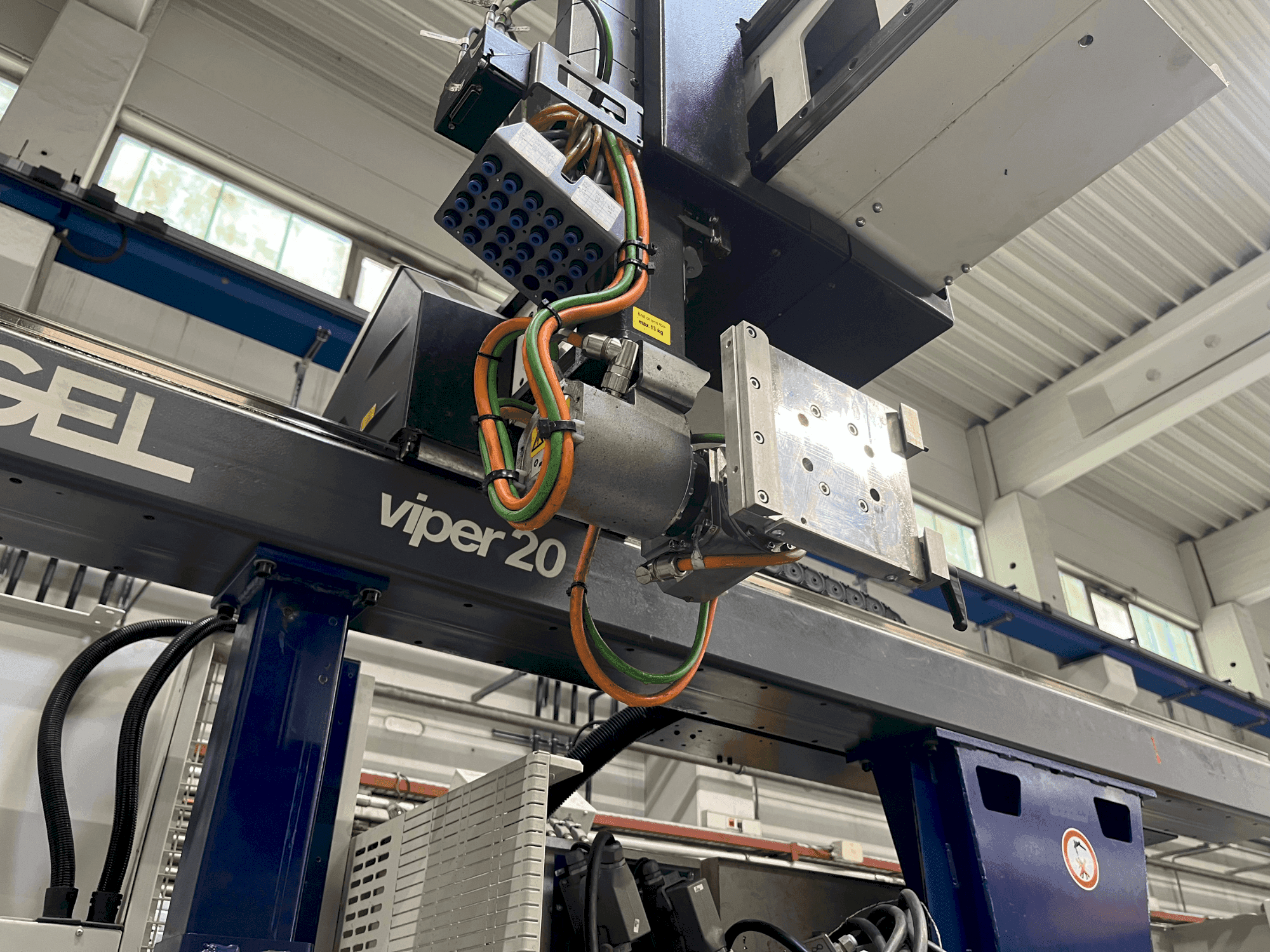 Vista Frontal da Engel Viper 20 máquina