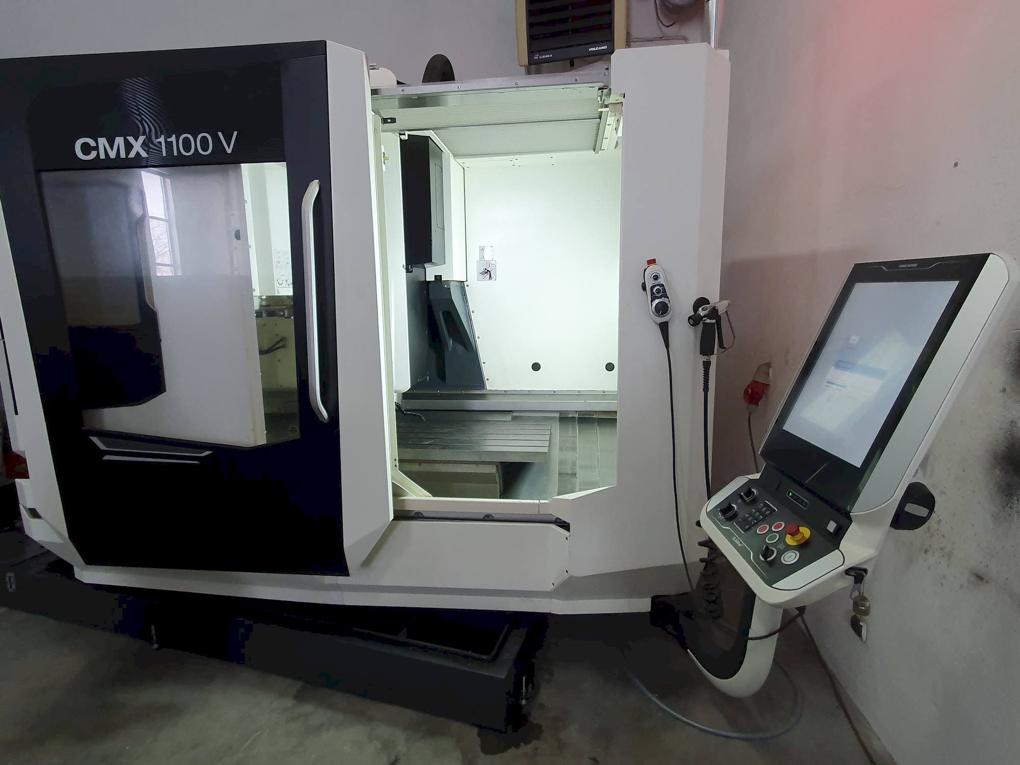 Vista Frontal  da DMG MORI CMX 1100 V  máquina