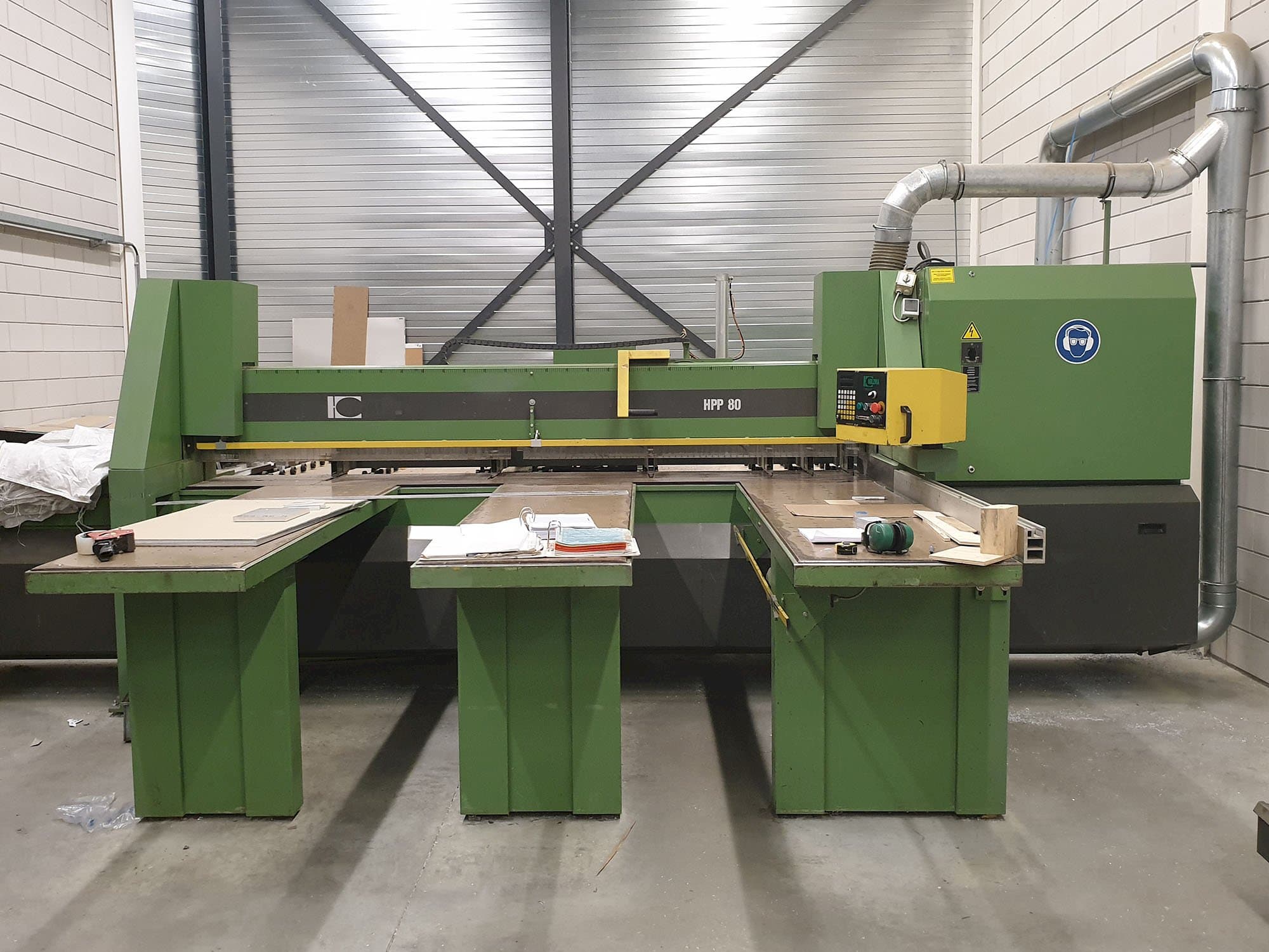 Vista Frontal  da HOLZMA HPP 80/32  máquina