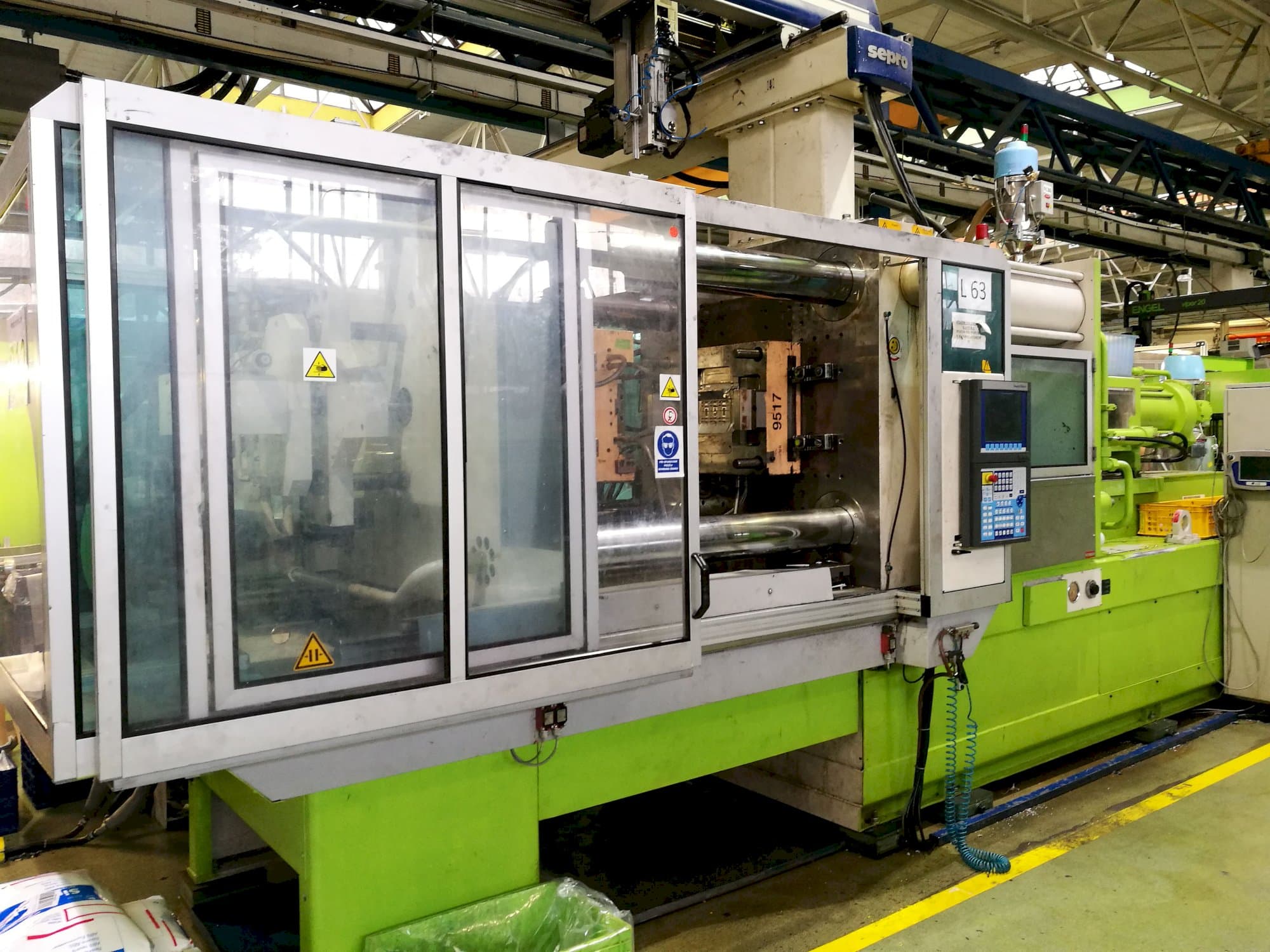 Vista Esquerda  da Krauss Maffei 420-1900 C2  máquina