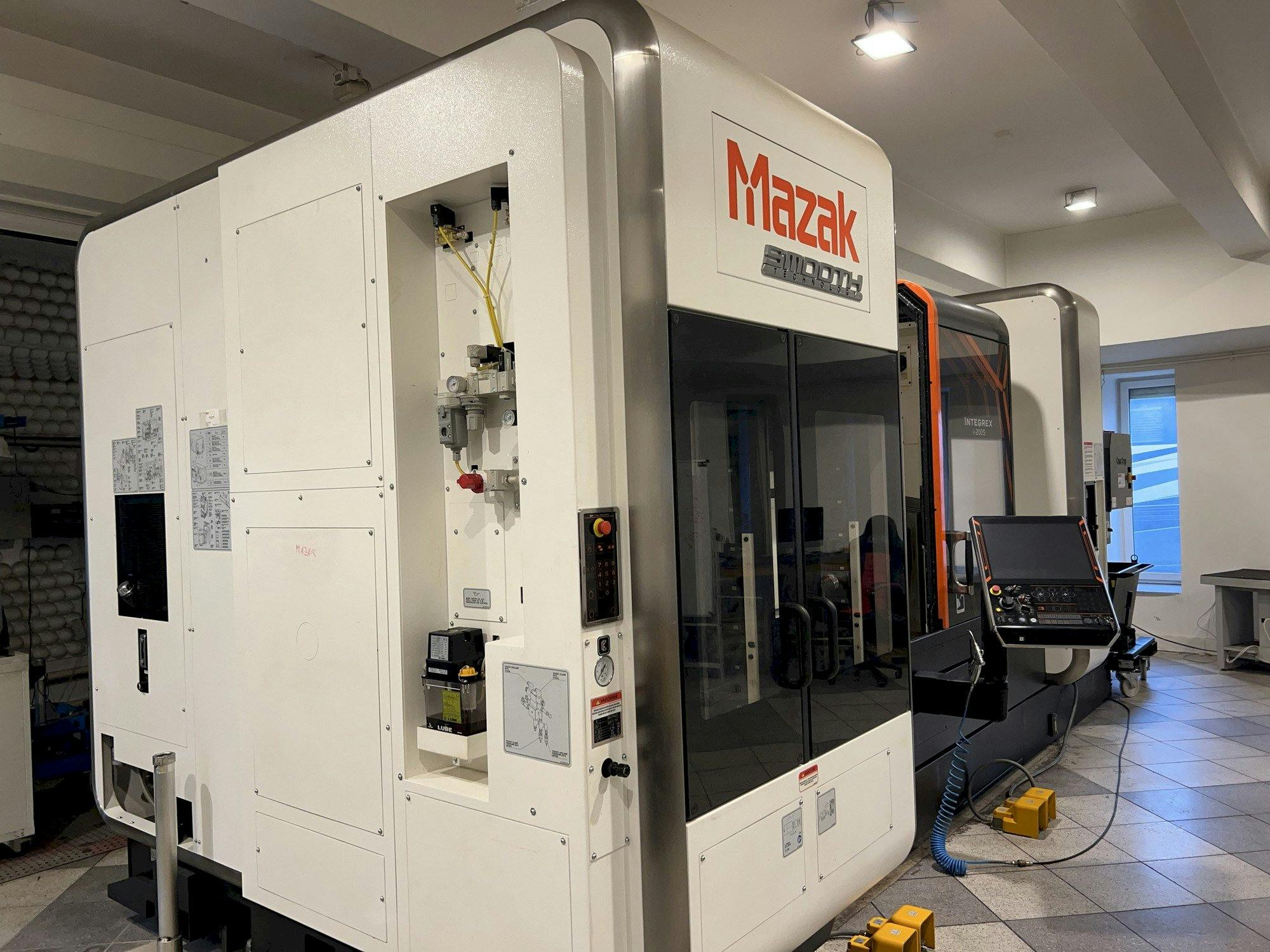 Vista Frontal  da Mazak Integrex i-200S  máquina