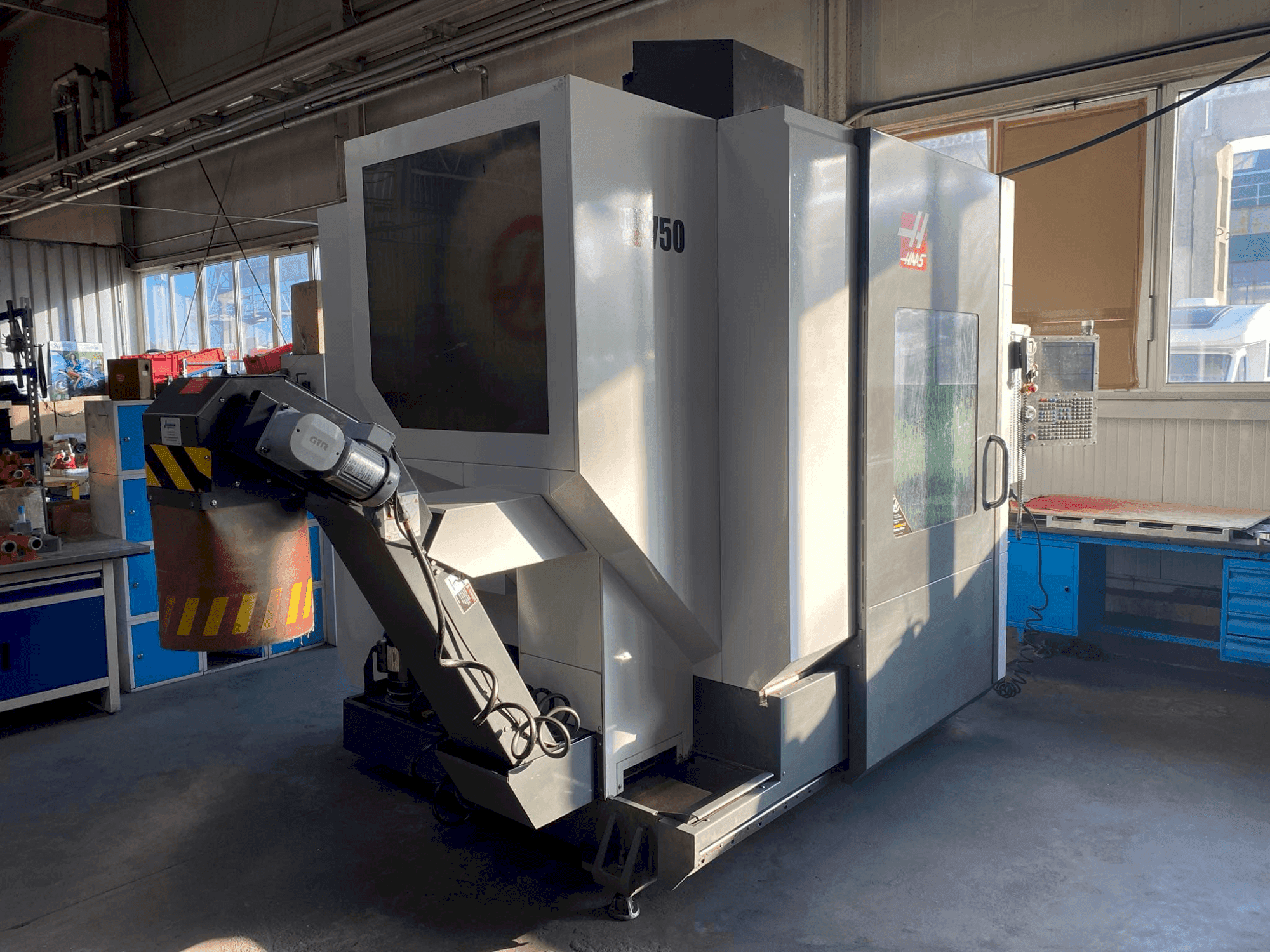 Vista Frontal  da HAAS UMC-750  máquina