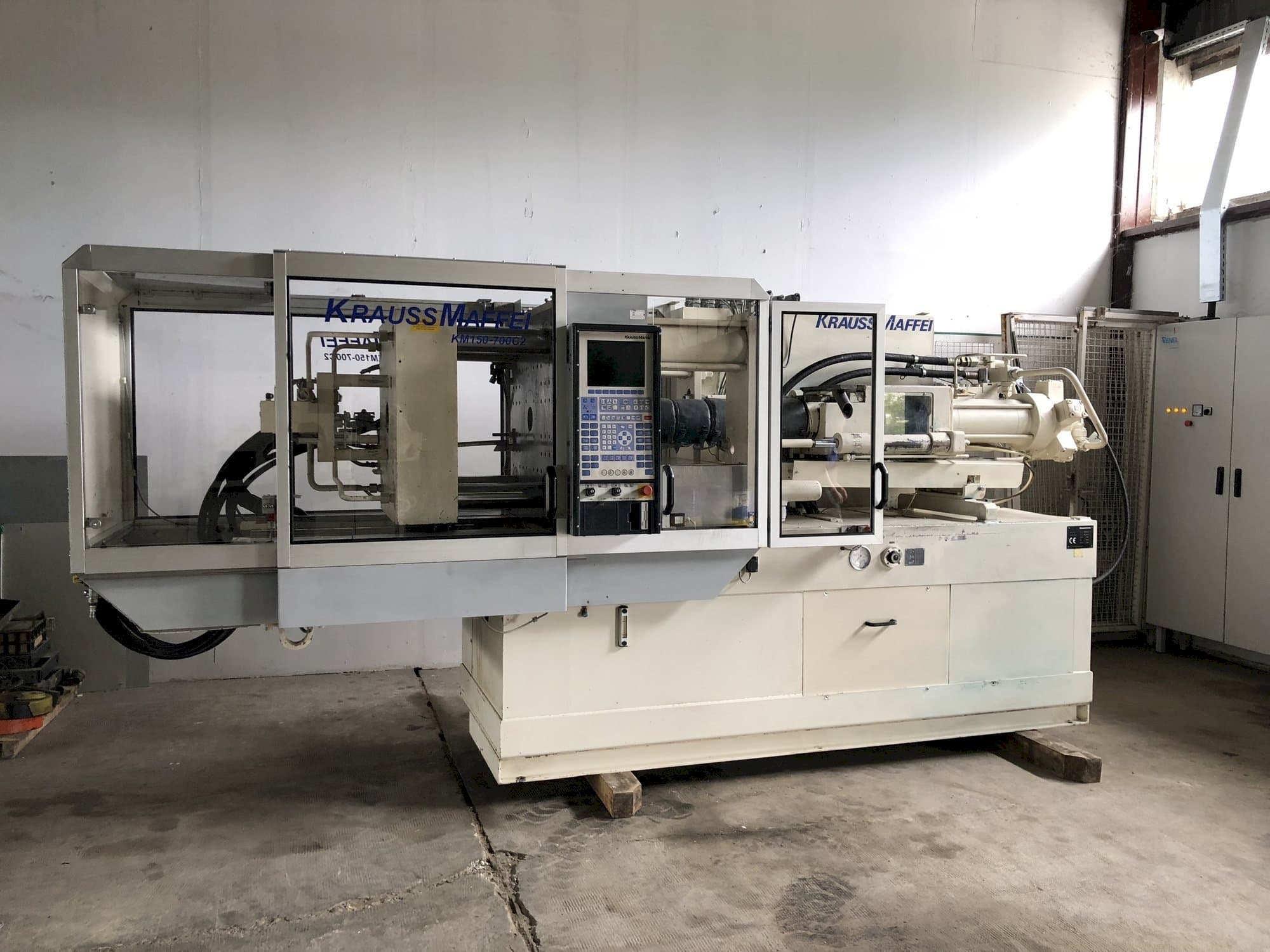 Vista Frontal da Krauss Maffei 150-700 C2 máquina