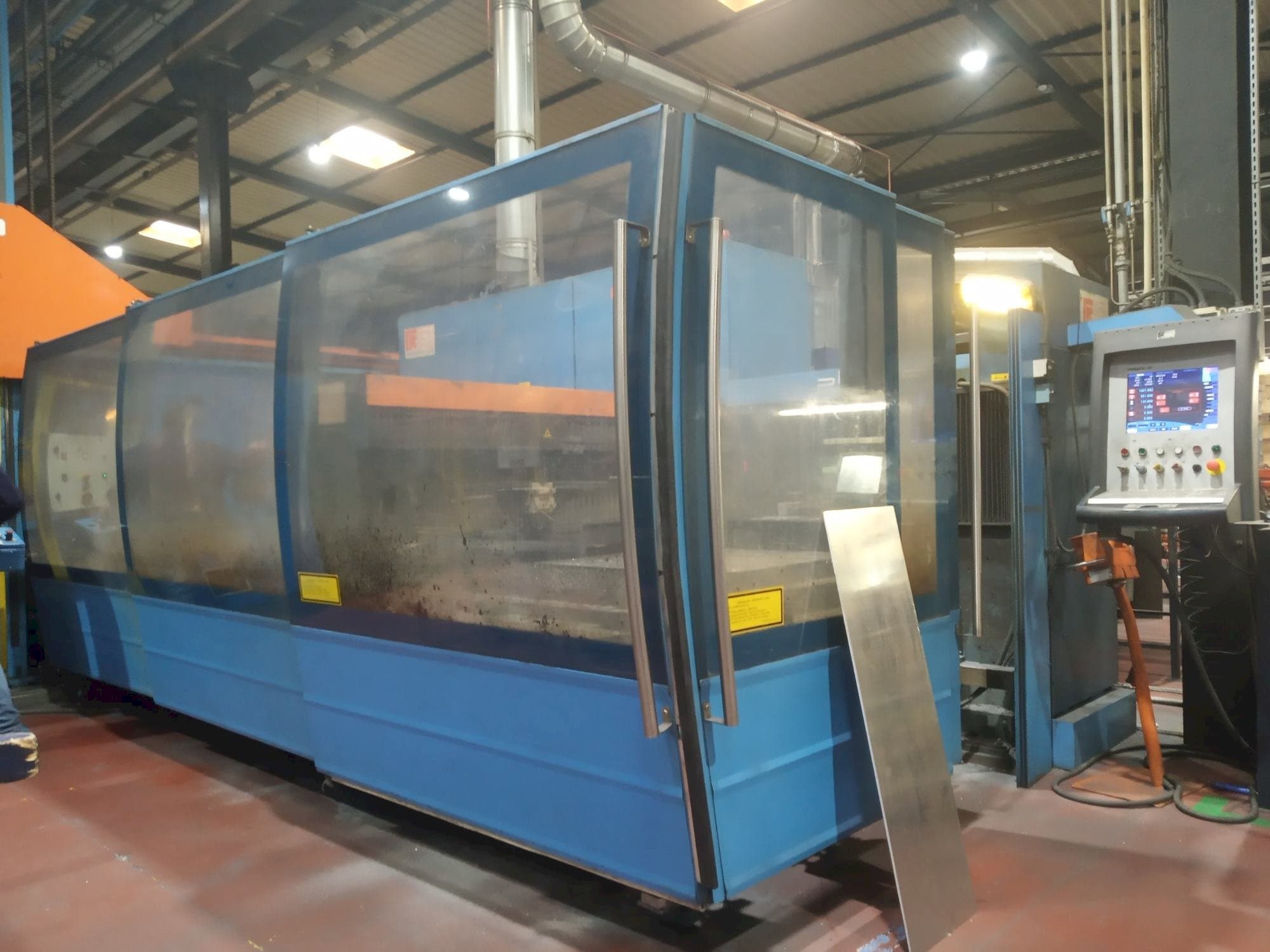 Vista Esquerda da Prima Power Platino 1530 máquina