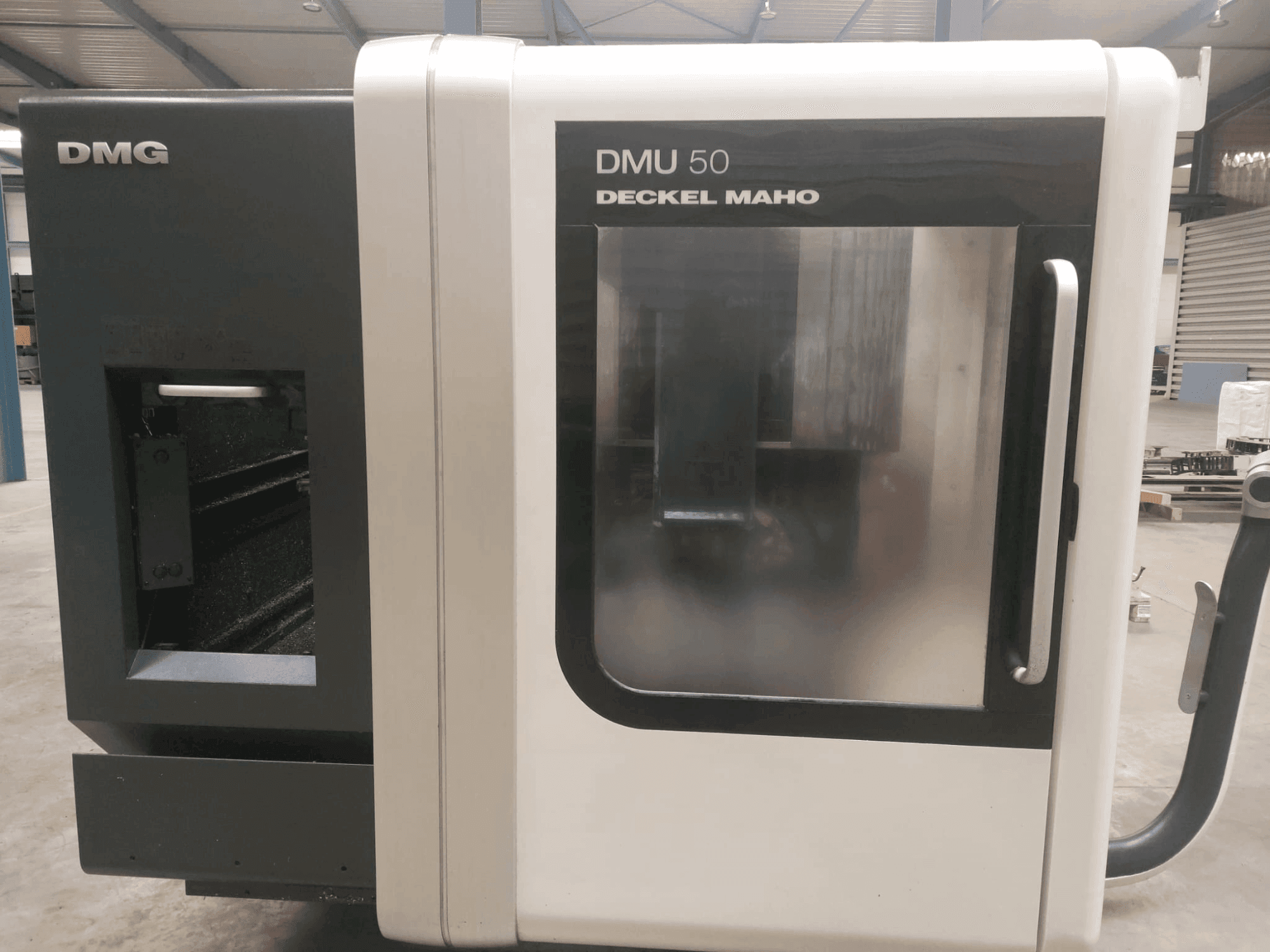 Vista Frontal da DMG DECKEL MAHO DMU 50 máquina