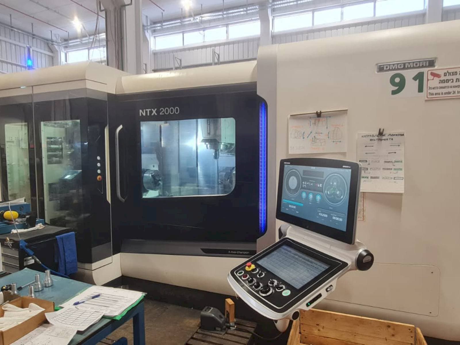 Vista Frontal da DMG MORI NTX 2000 máquina
