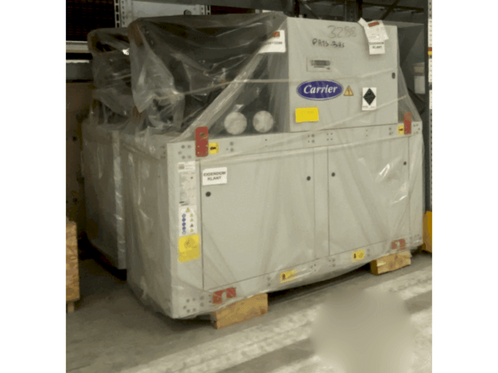 Vista Frontal da CARRION 3x Carrier heat pump 30WI1000 & 2x Refrion Dry Coolers V-model ES4C 2390.6/4 E2 máquina