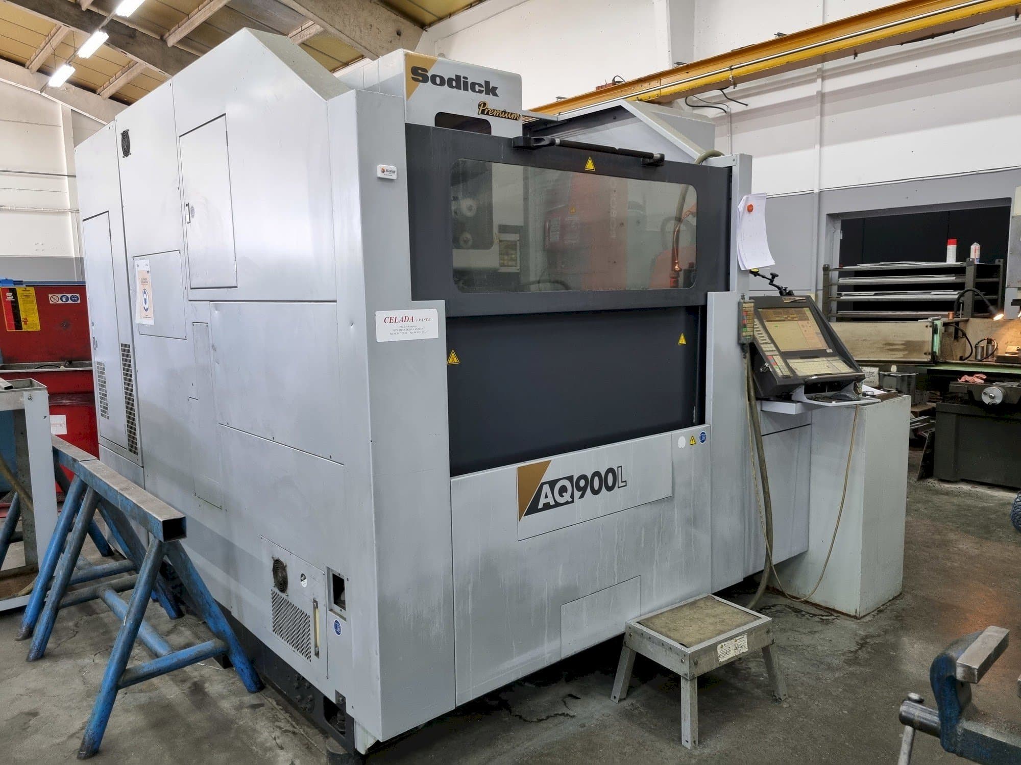 Vista Frontal da Sodick AQ900L máquina