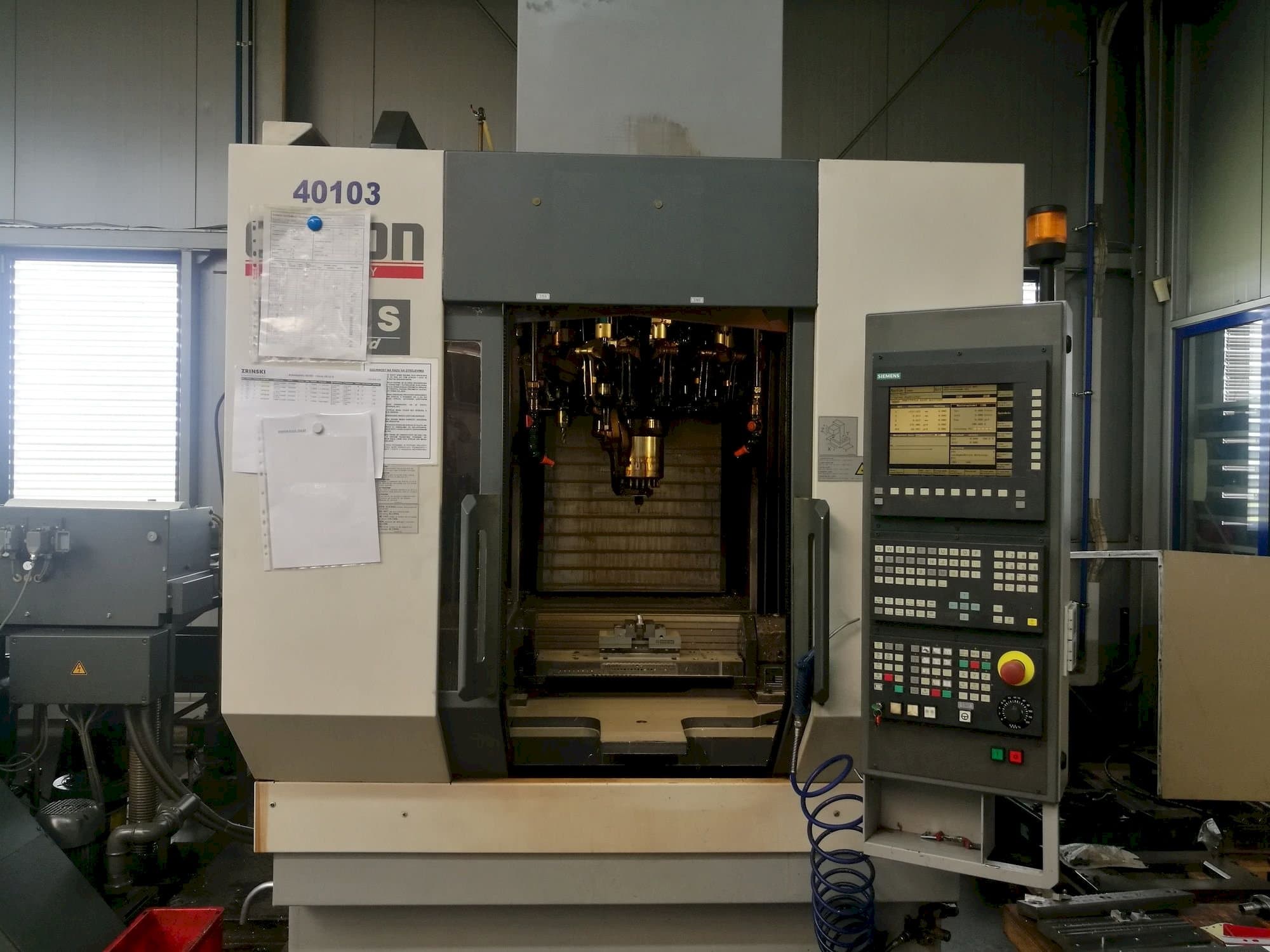 Vista Frontal  da CHIRON FZ12S  máquina