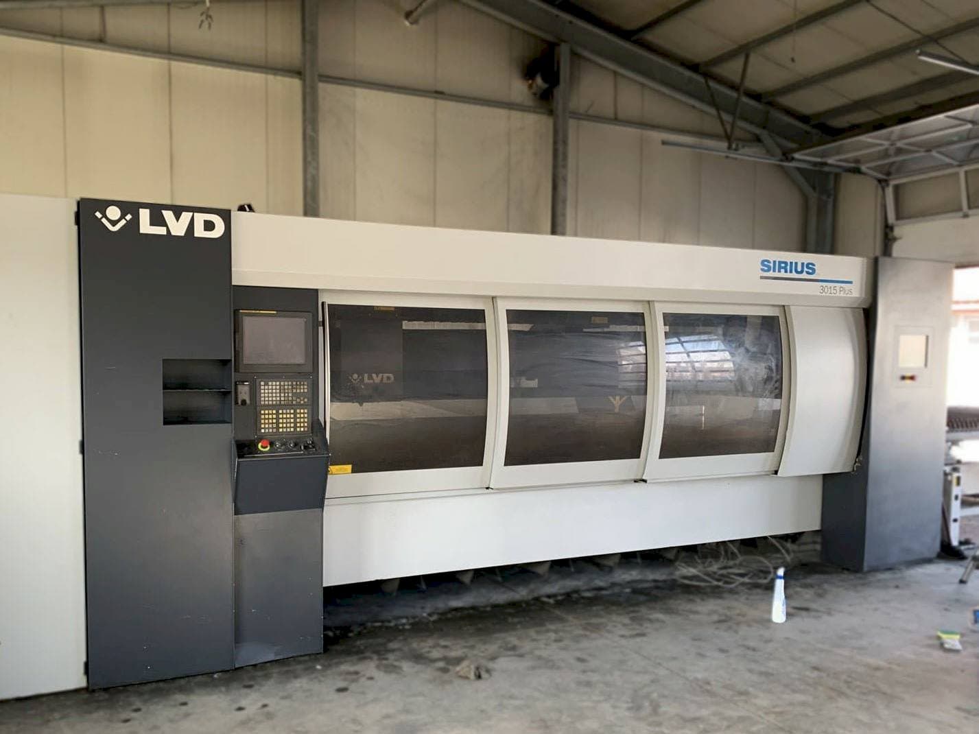 Vista Frontal  da LVD Sirius Plus 3015  máquina