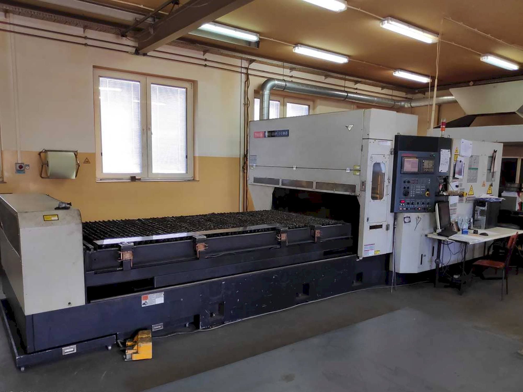 Vista Frontal da Mazak Space Gear 510 Mk II máquina