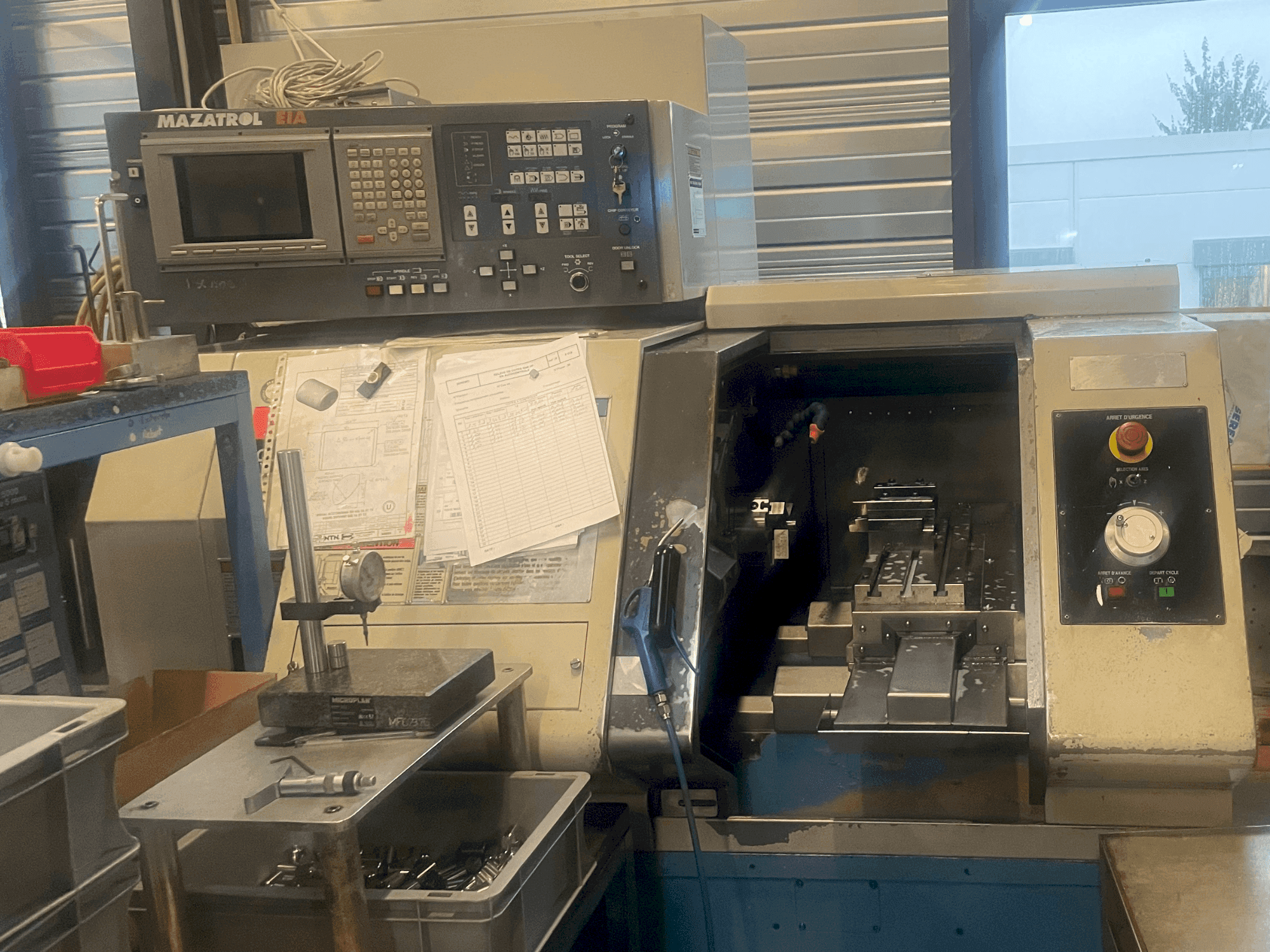 Vista Frontal da Mazak QT6 T (2007)+MAZAK QT6 G (2002)+1 LNS Hydrobar mini sprint máquina