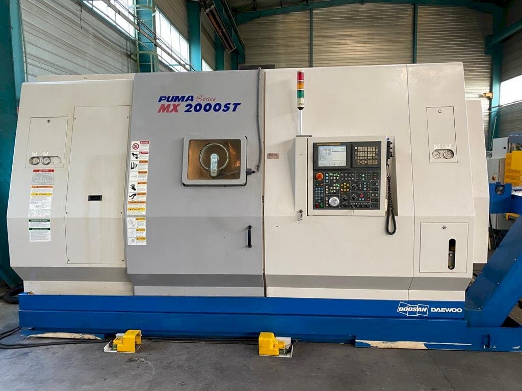 Vista Frontal da Doosan PUMA MX 2000 ST máquina
