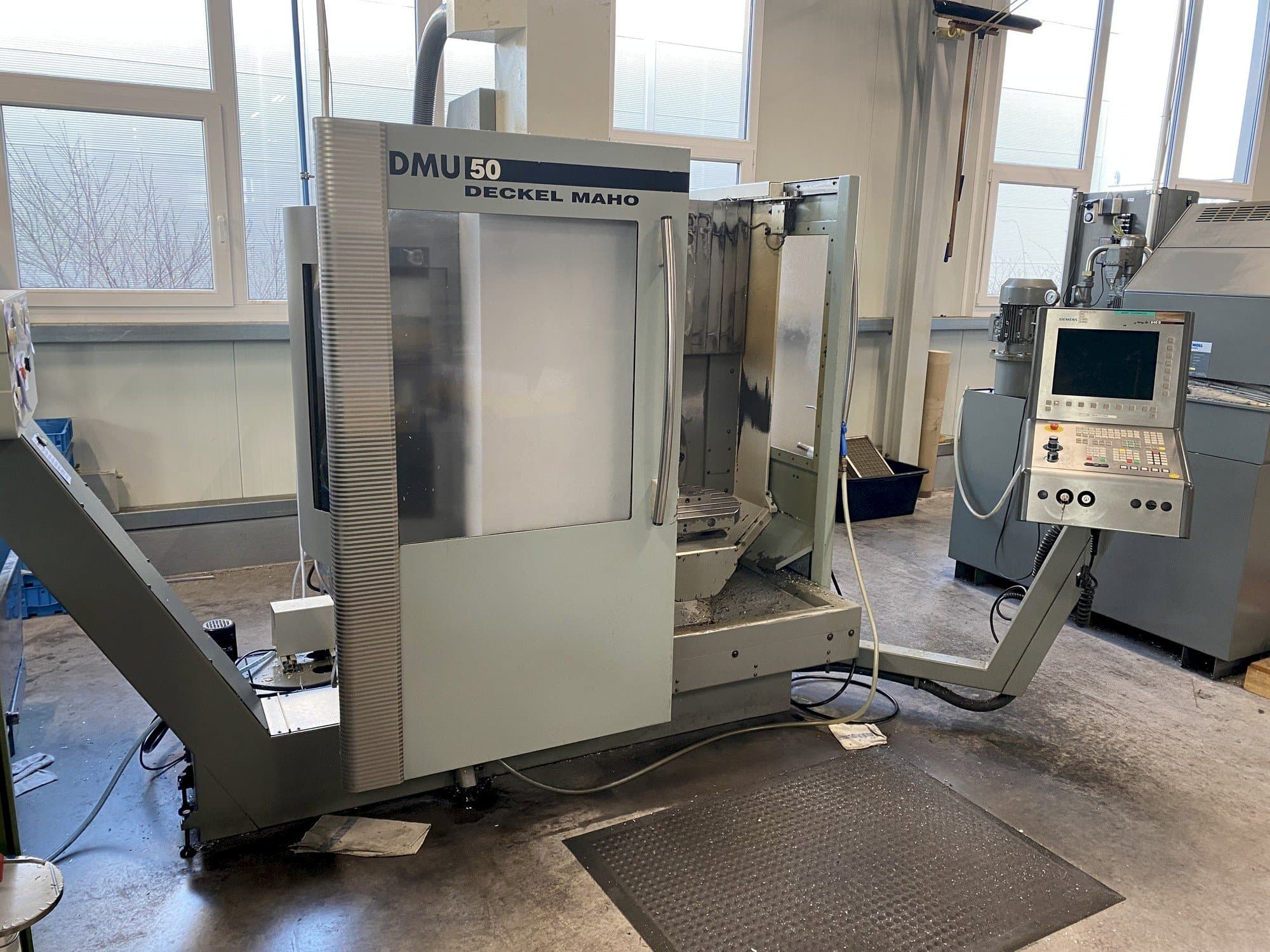 Vista Frontal da DECKEL MAHO DMU 50 máquina