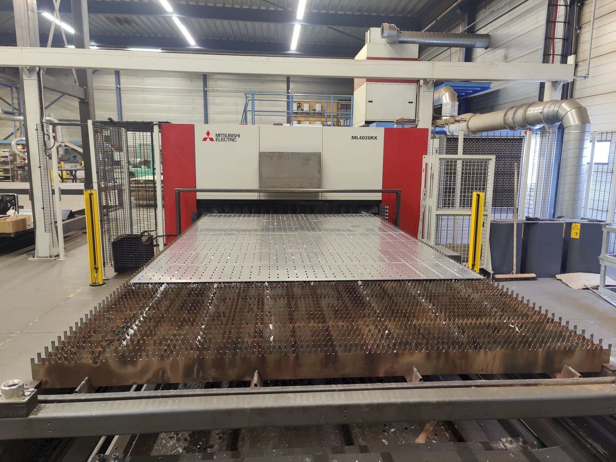 Vista Frontal da Mitsubishi ML4020RX-F60 6,0kW CO2 máquina