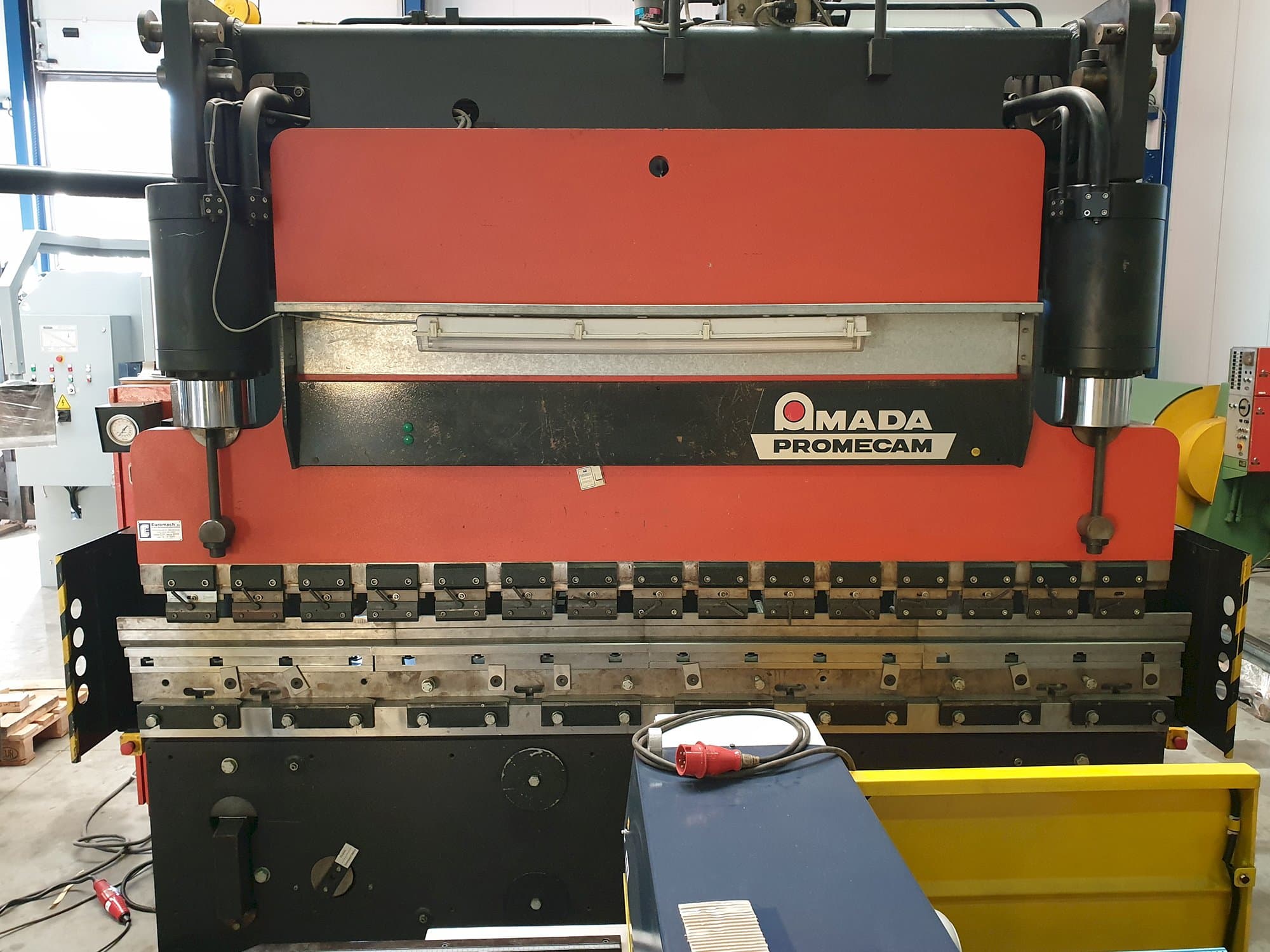 Vista Frontal  da AMADA PROMECAM STPC 200/30  máquina