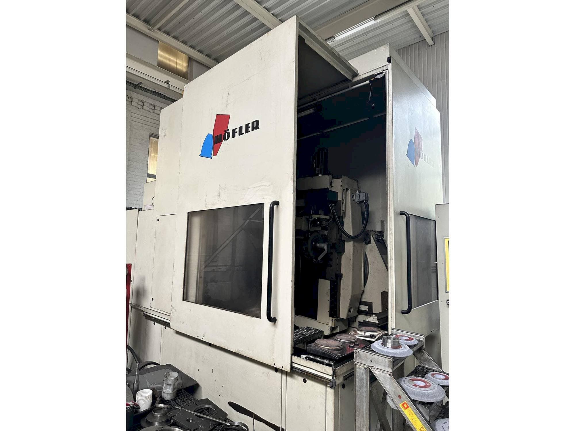 Vista Frontal da HOFLER NOVA CNC 1000 máquina