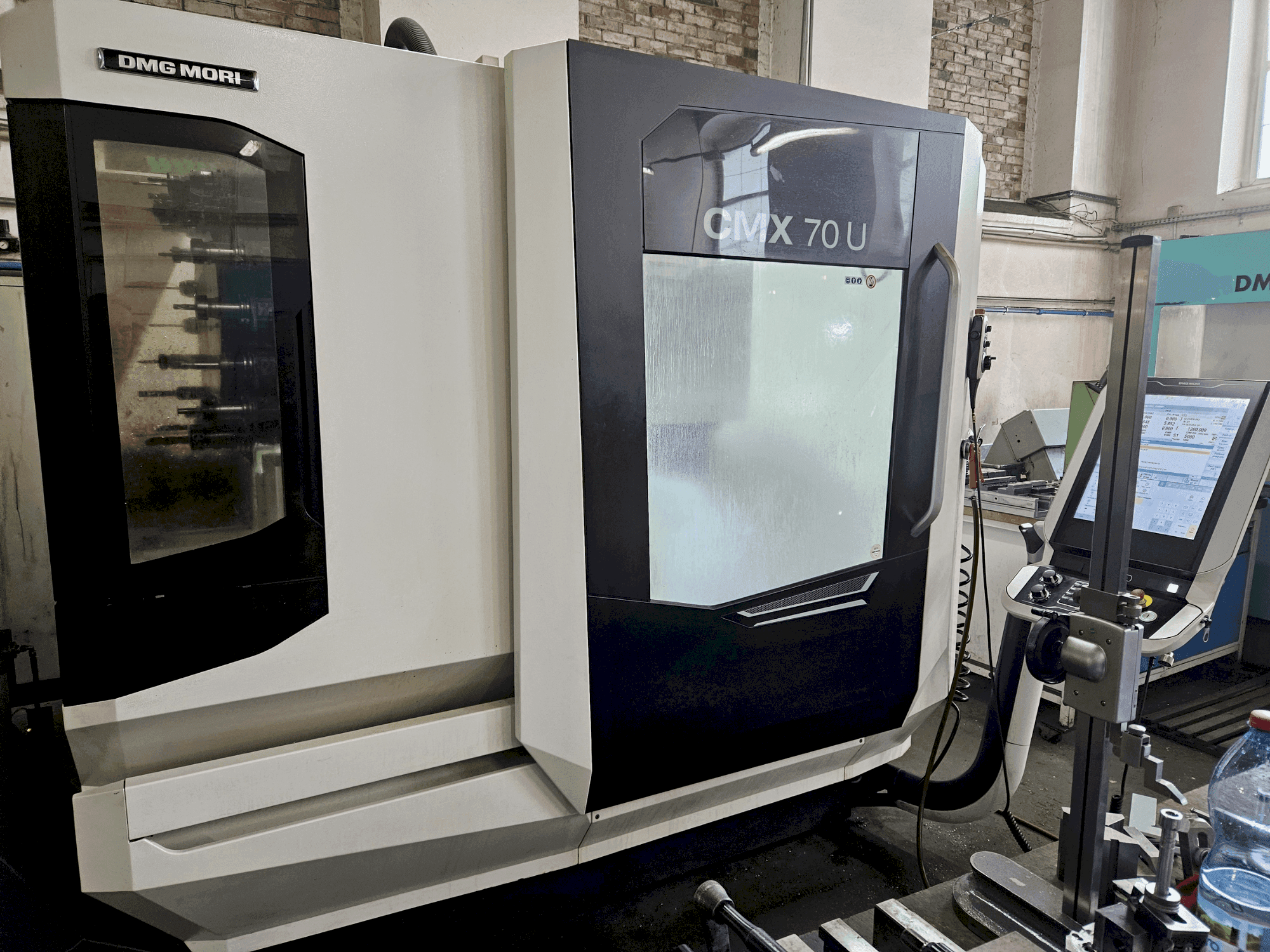 Vista Frontal  da DMG MORI CMX 70U  máquina