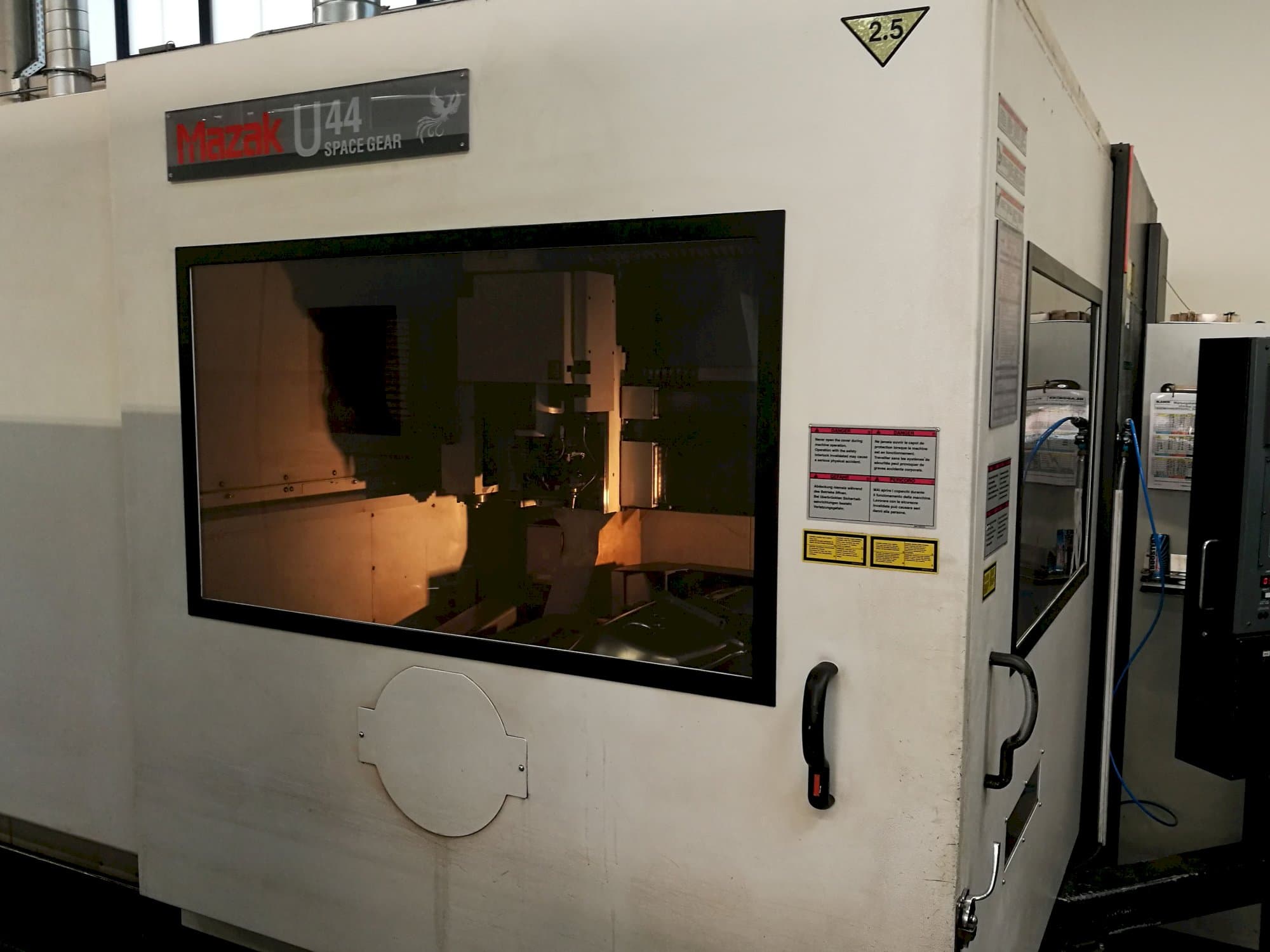 Vista Esquerda da Mazak Space Gear-U44 máquina