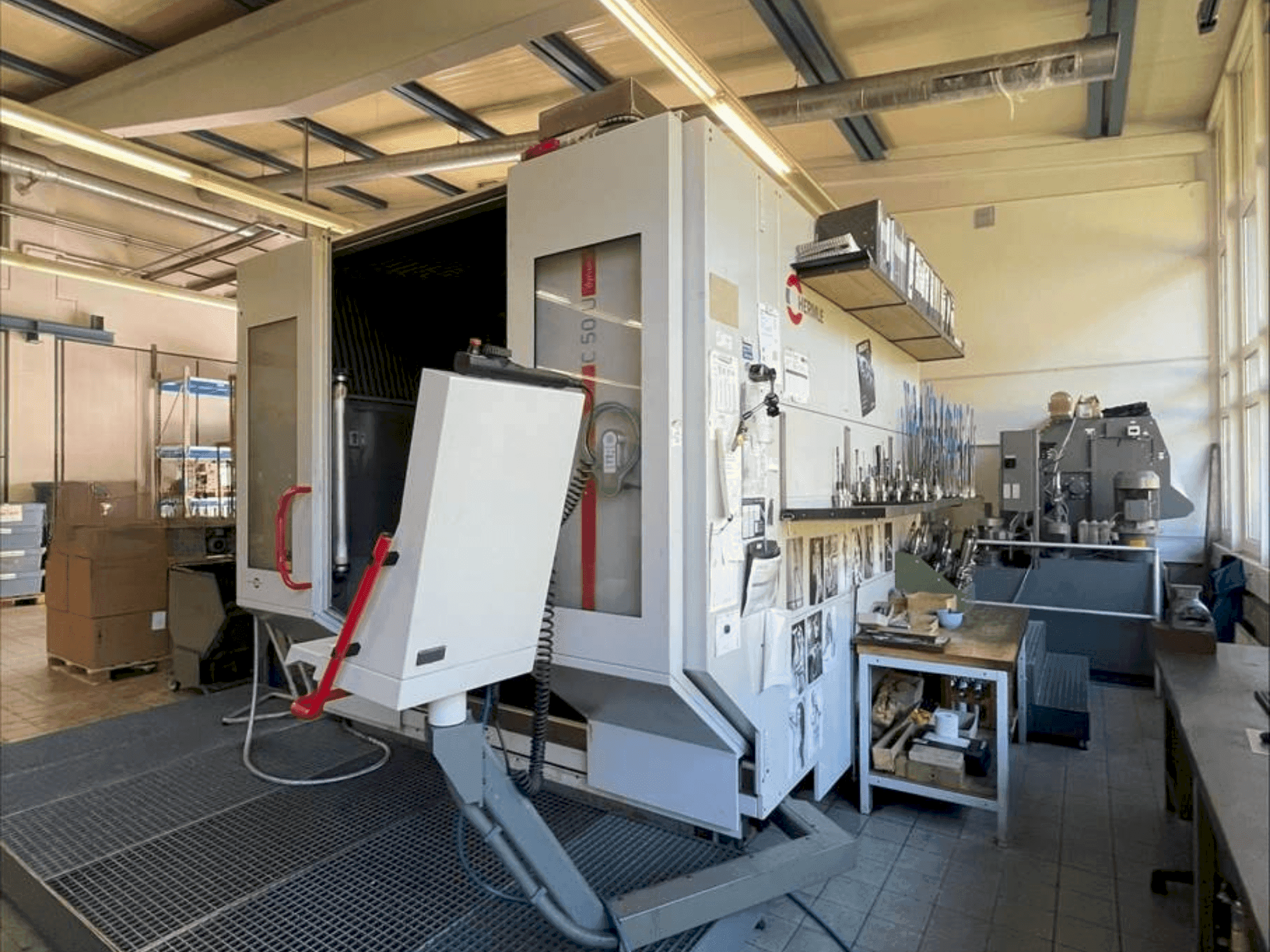 Vista Frontal  da HERMLE C50U  máquina