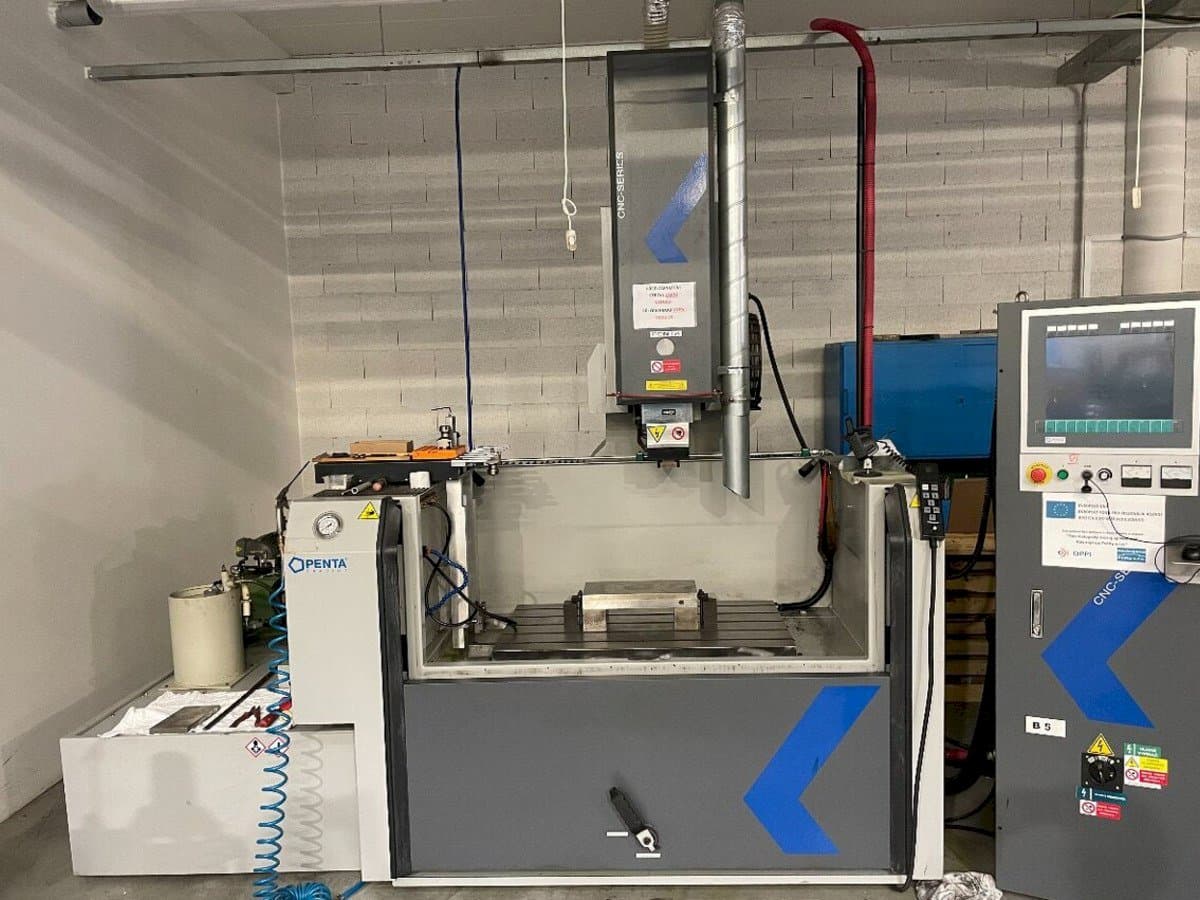 Vista Frontal  da PENTA 650G CNC  máquina