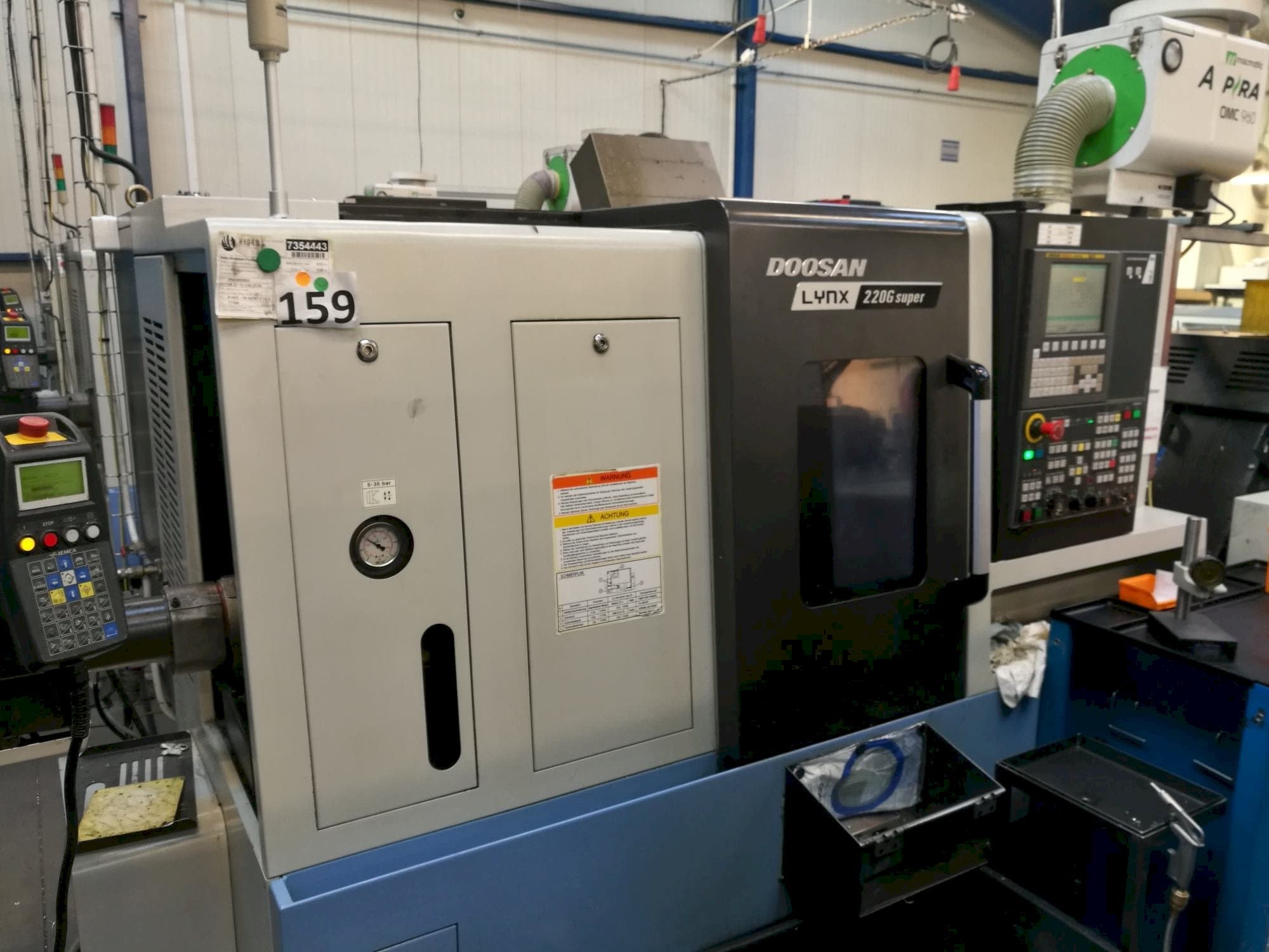 Vista Esquerda da Doosan Lynx 220GA máquina