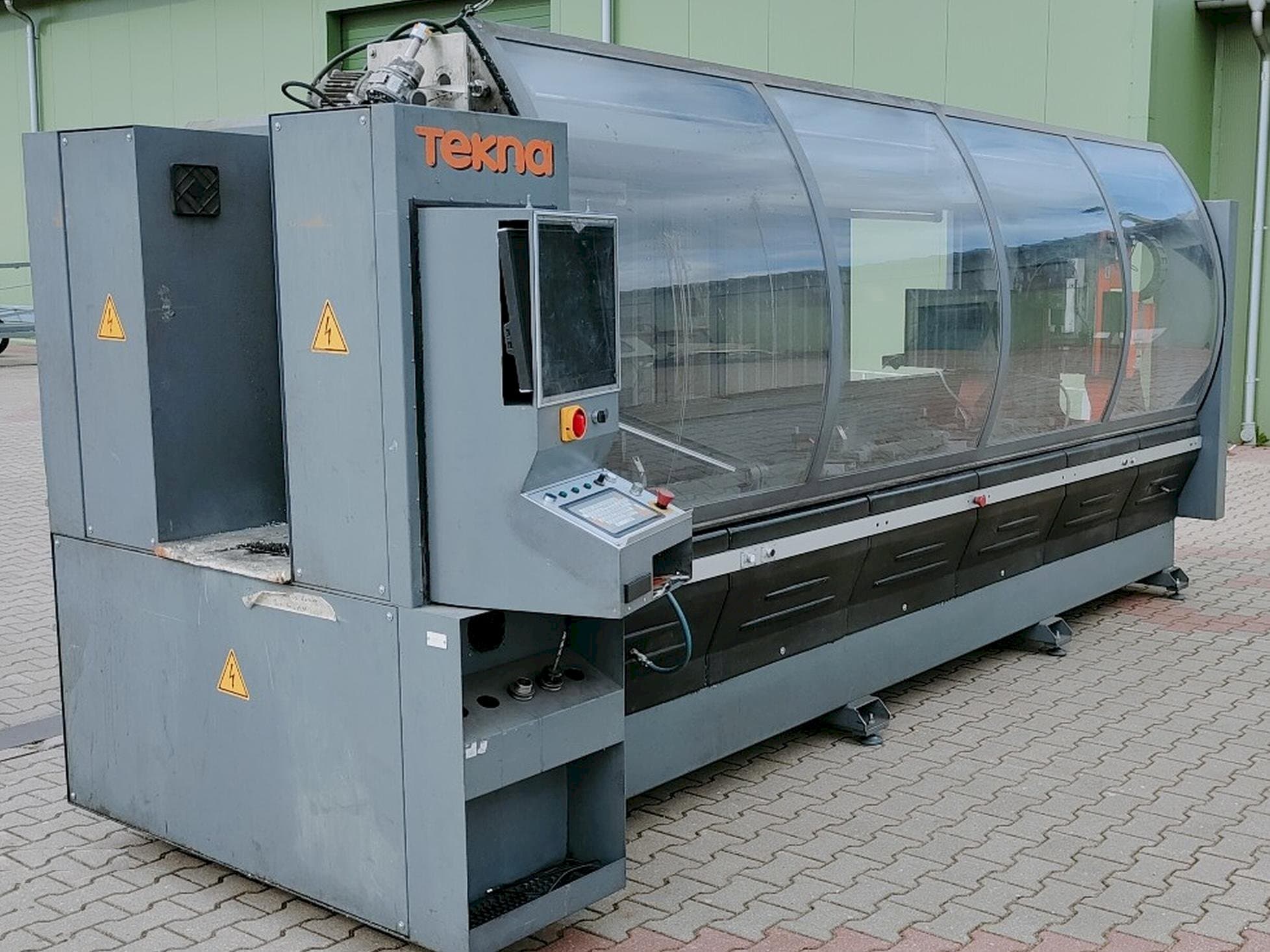 Vista Frontal da Tekna TK427-3 máquina