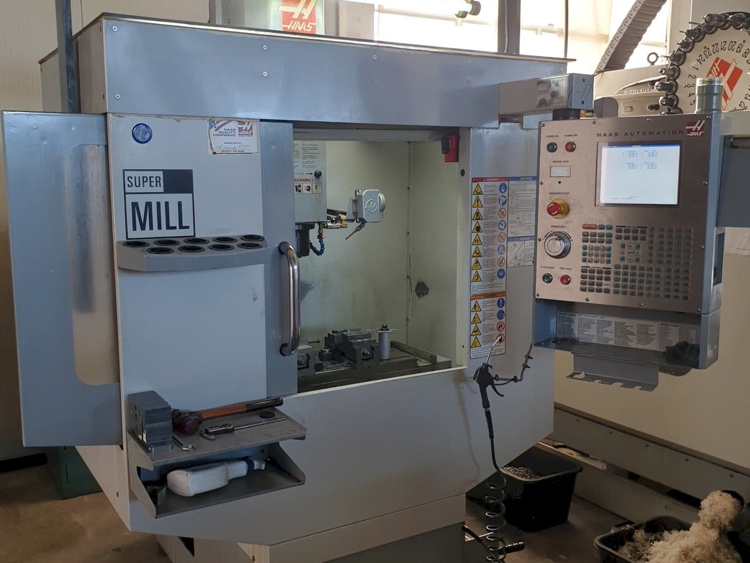 Vista Frontal  da HAAS SUPER MINI MILL  máquina