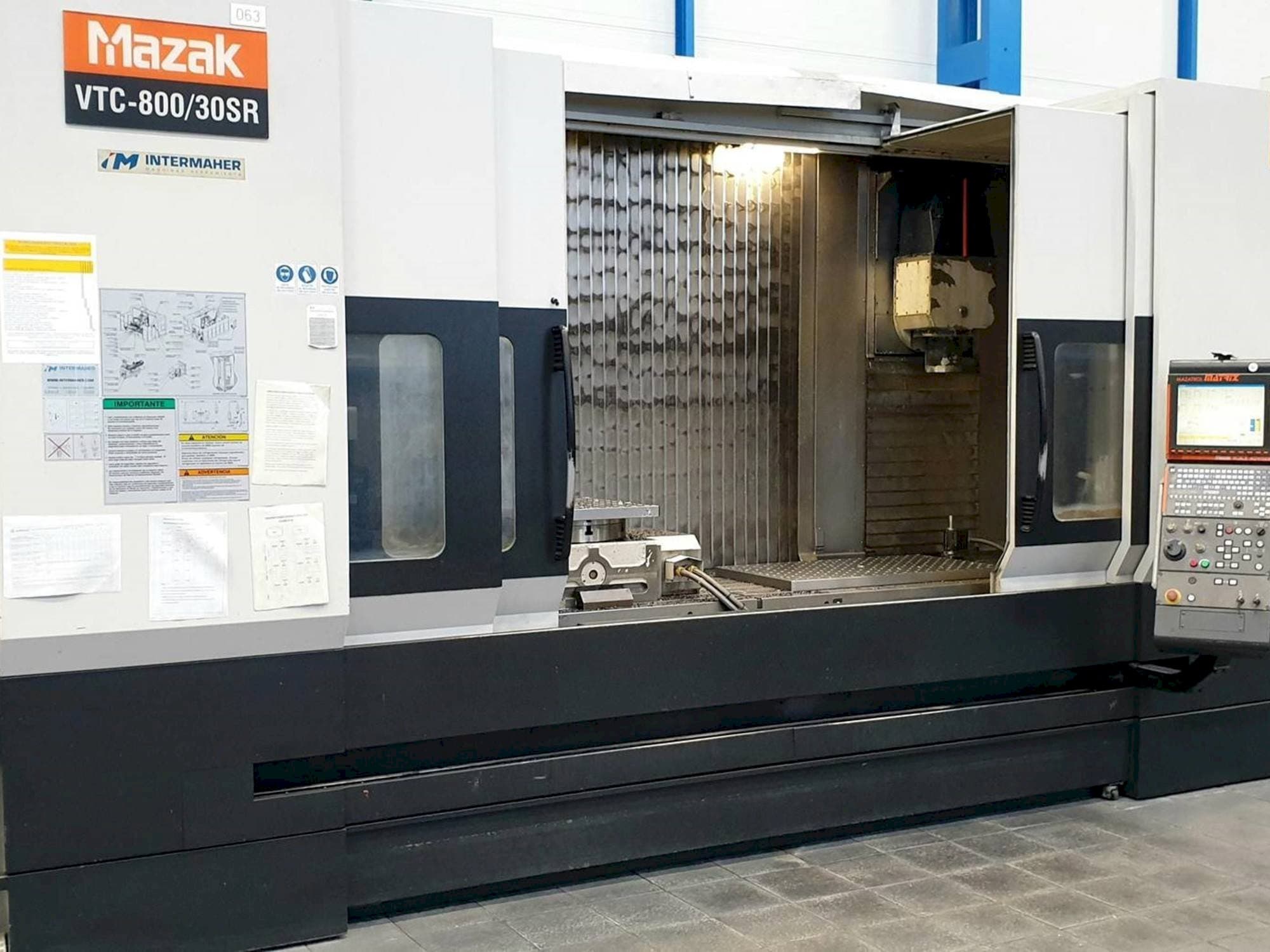 Vista Frontal  da Mazak VTC-800/30SR  máquina