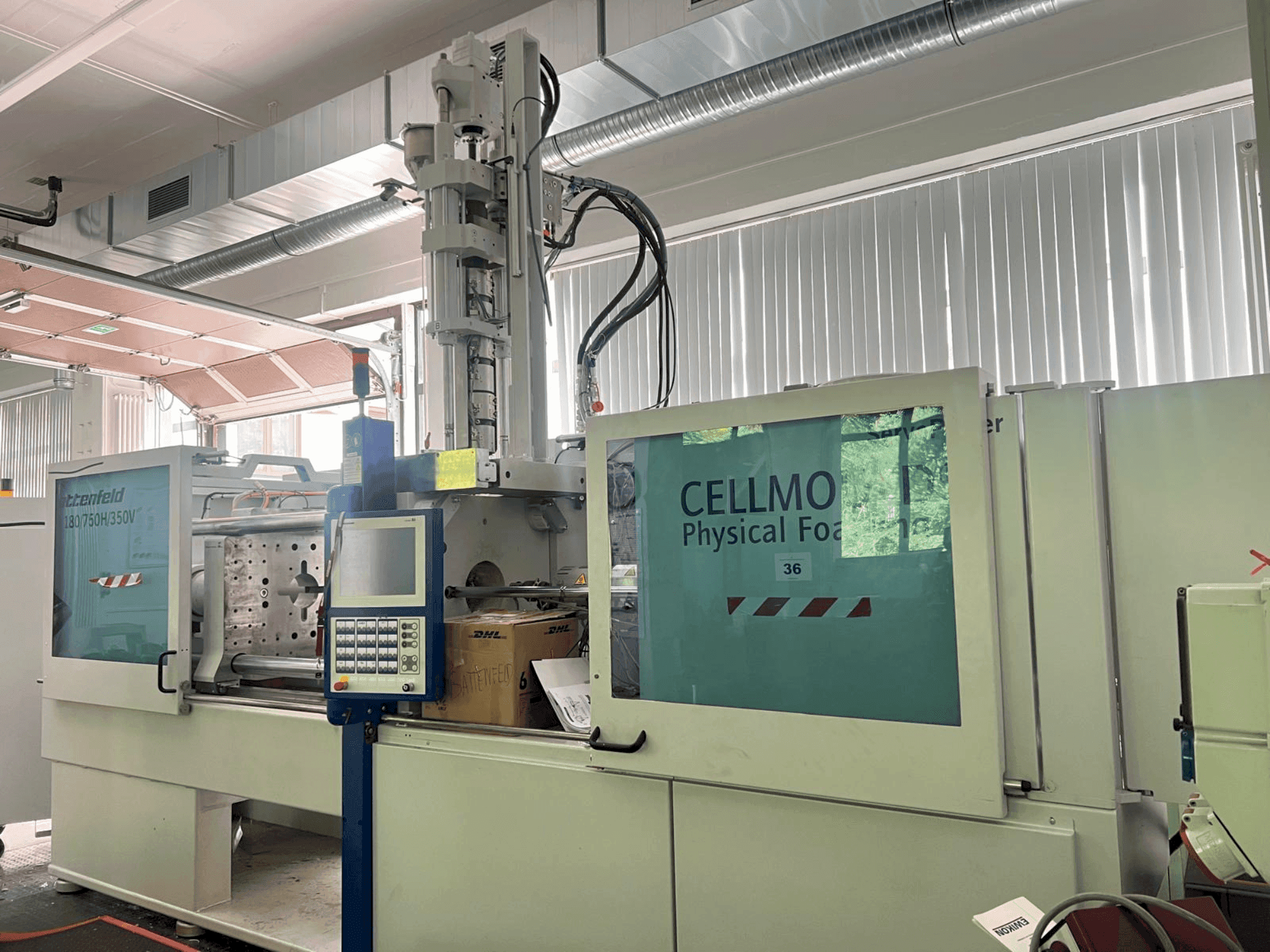 Vista Frontal  da WITTMANN Battenfeld HM 180/750H/350V  máquina