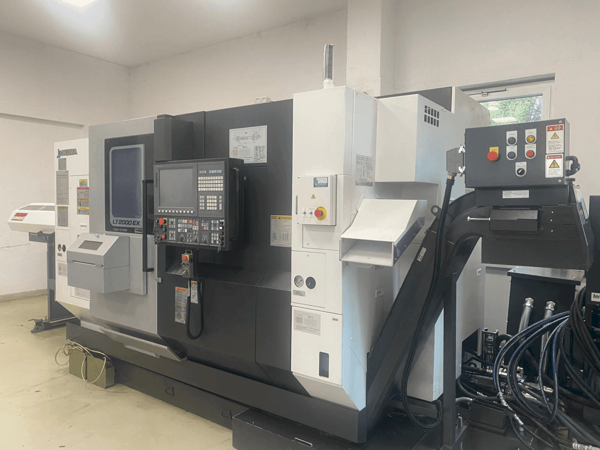 Vista Frontal da Okuma LT2000-2T1MY máquina