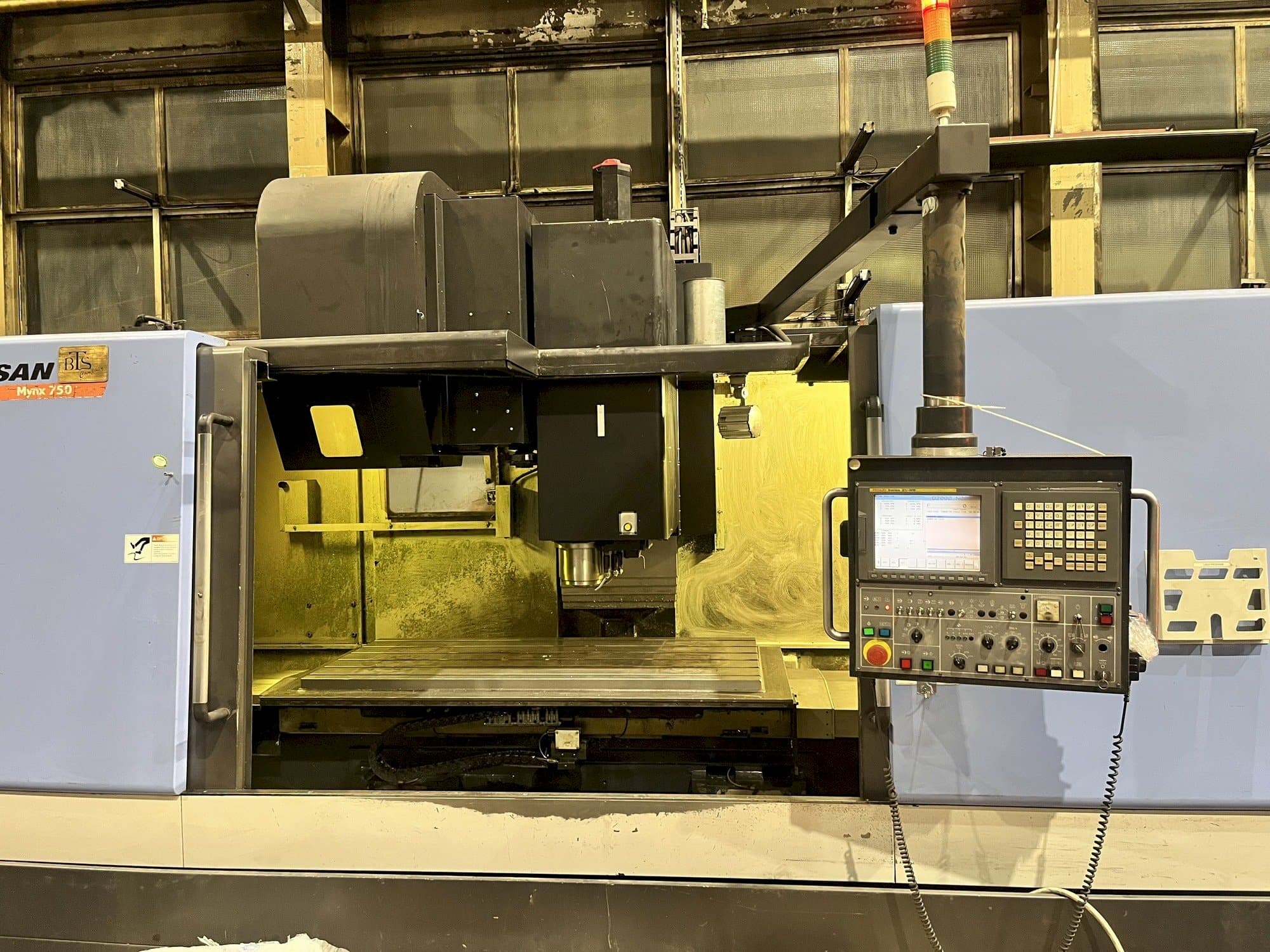 Vista Frontal da Doosan MYNX 750 máquina