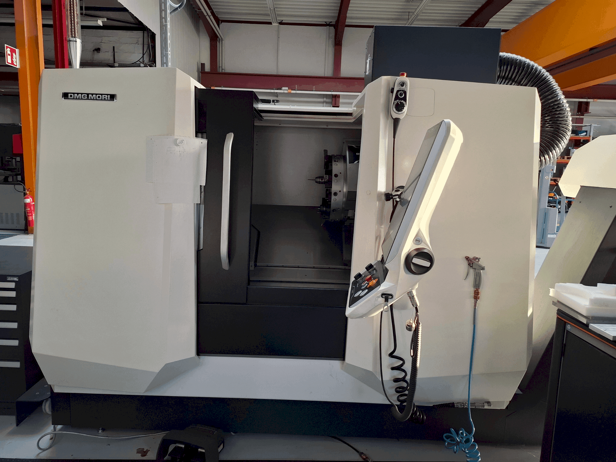 Vista Frontal da DMG MORI CLX 350 V3 máquina