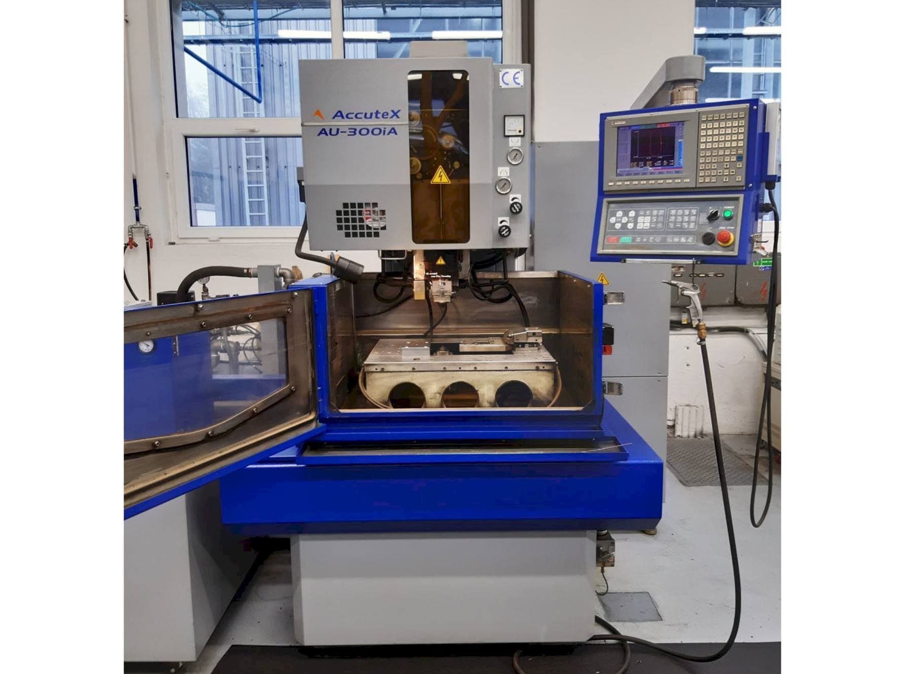 Vista Frontal  da AccuteX AU-300iA  máquina
