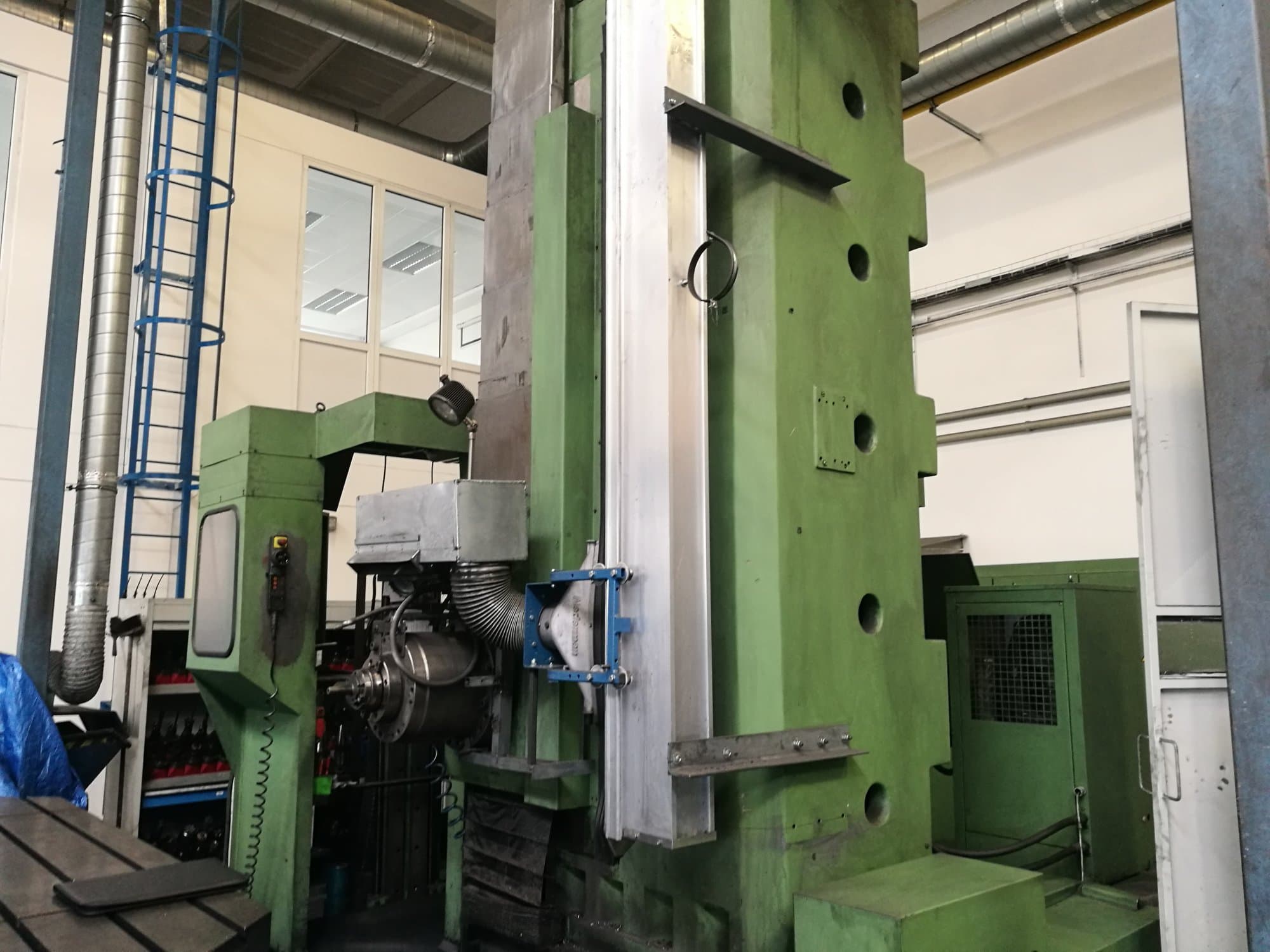 Vista Frontal  da TOS WHN 130  máquina