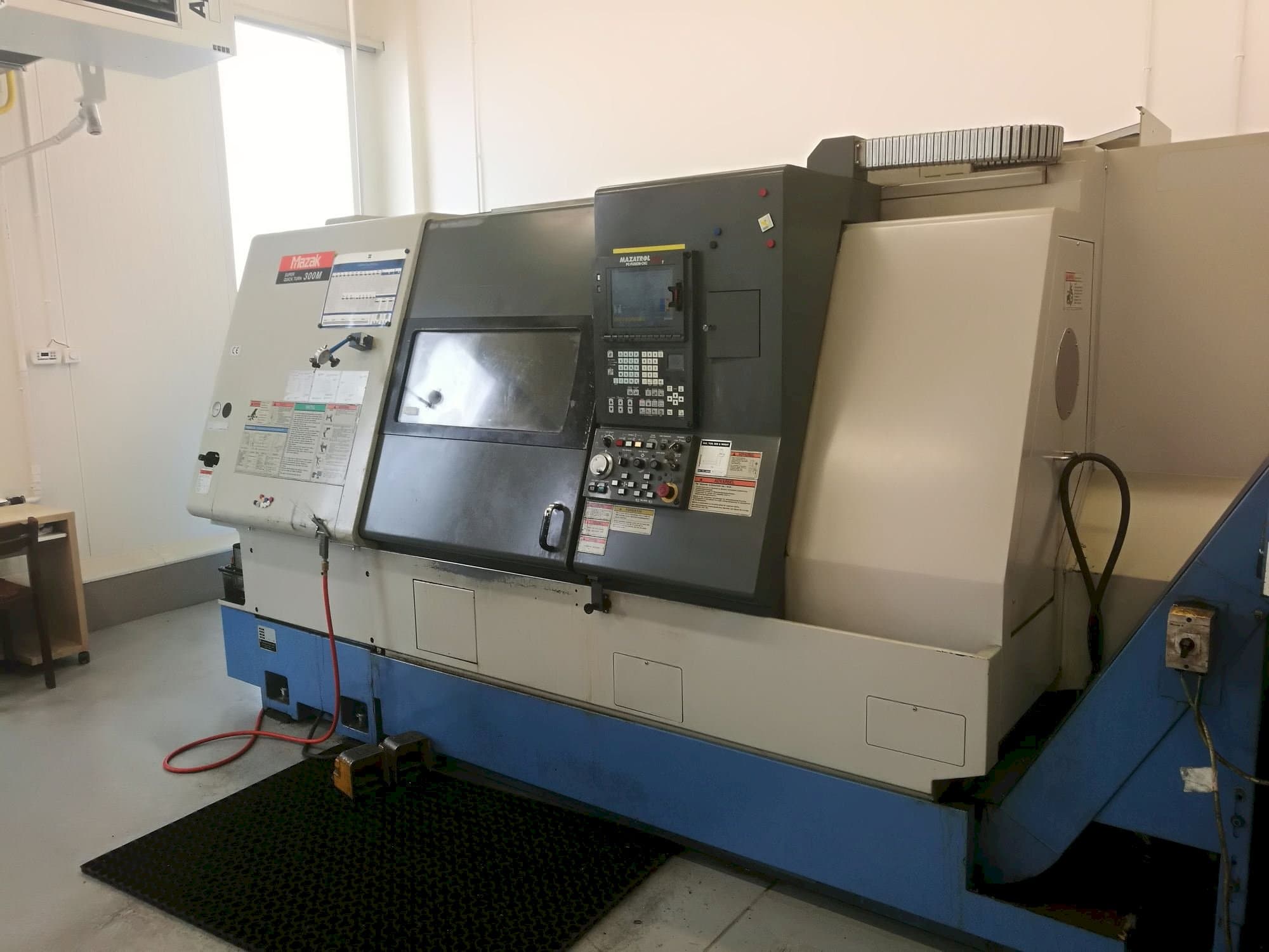Vista Frontal da Mazak SQT-300M máquina