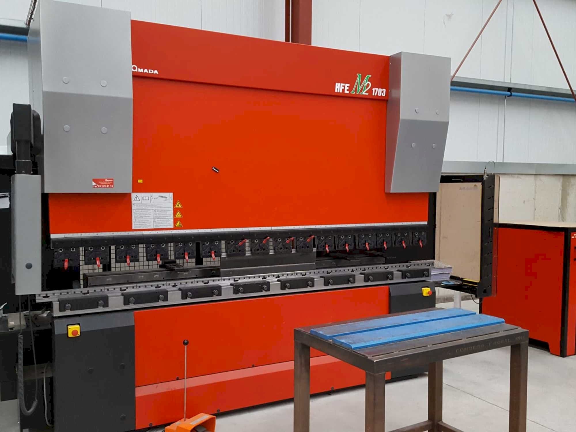 Vista Frontal da AMADA HFE M2-EVO 1703 máquina