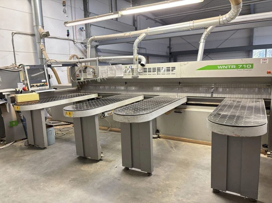 Vista Frontal  da SELCO WNTR 710  máquina