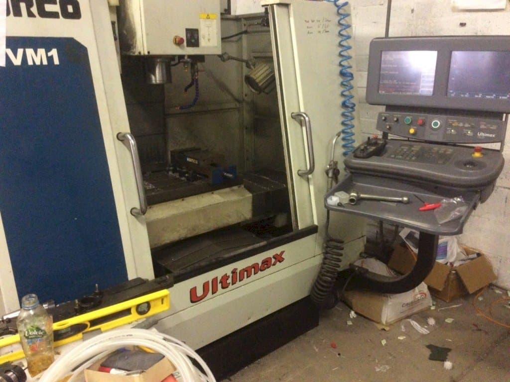 Vista Frontal da Hurco VM 1 máquina