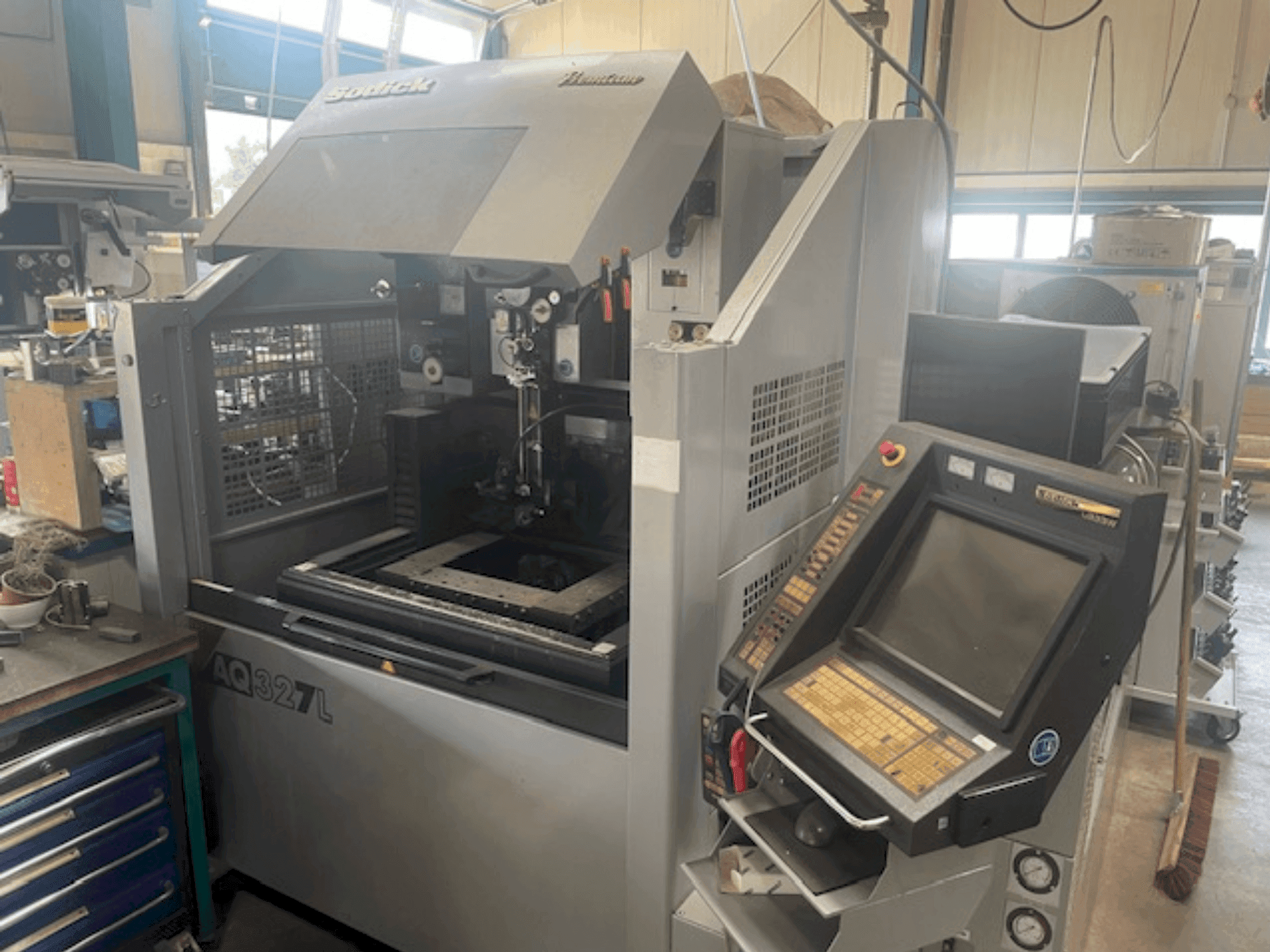 Vista Frontal da Sodick AQ327l máquina