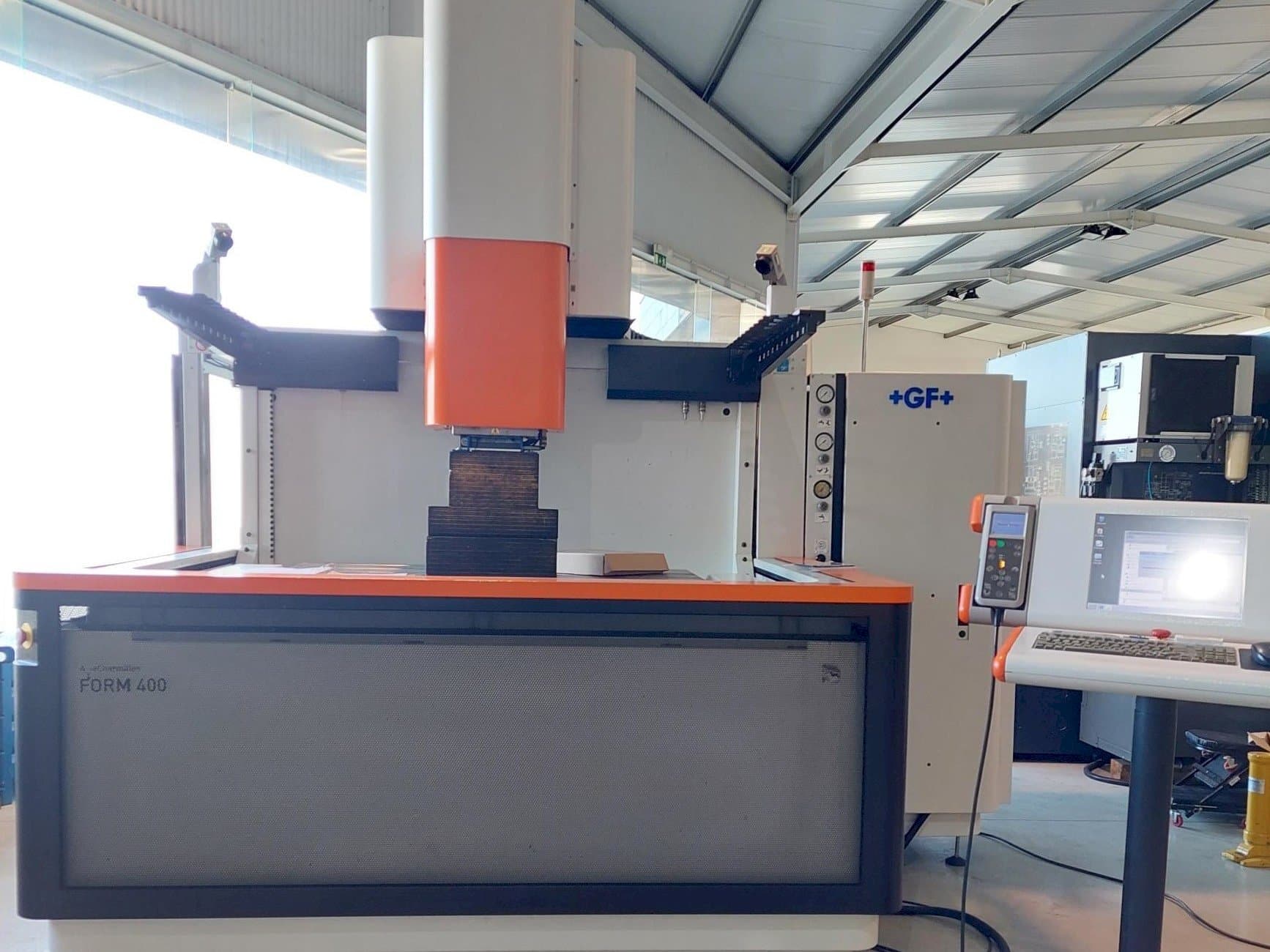 Vista Frontal da AgieCharmilles FORM 400 máquina