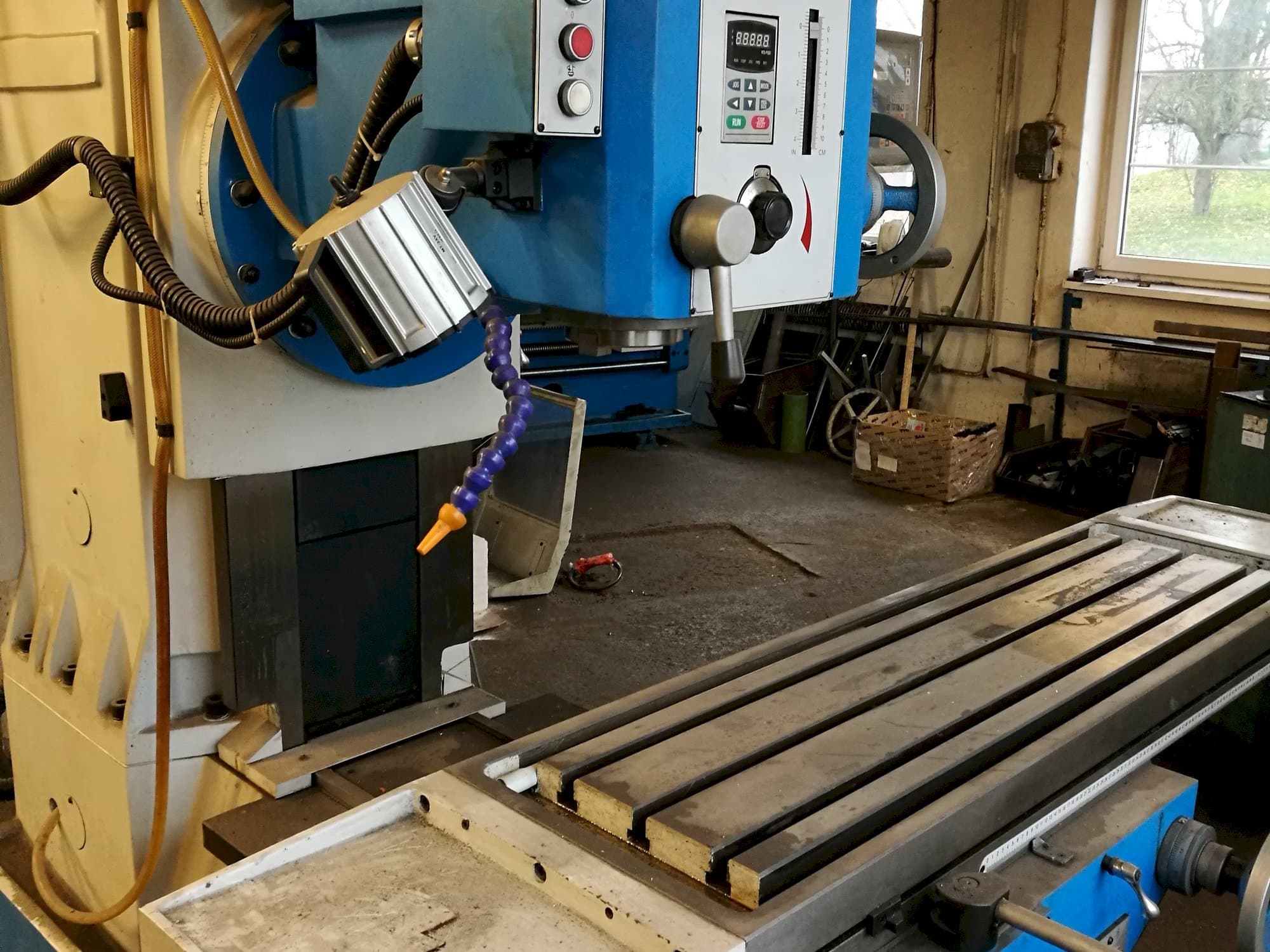 Vista Frontal da KNUTH KB 1400 máquina