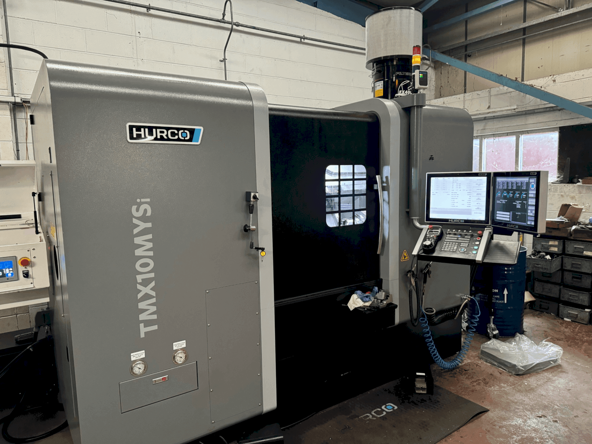 Vista Frontal da Hurco TMX10-MYSi máquina