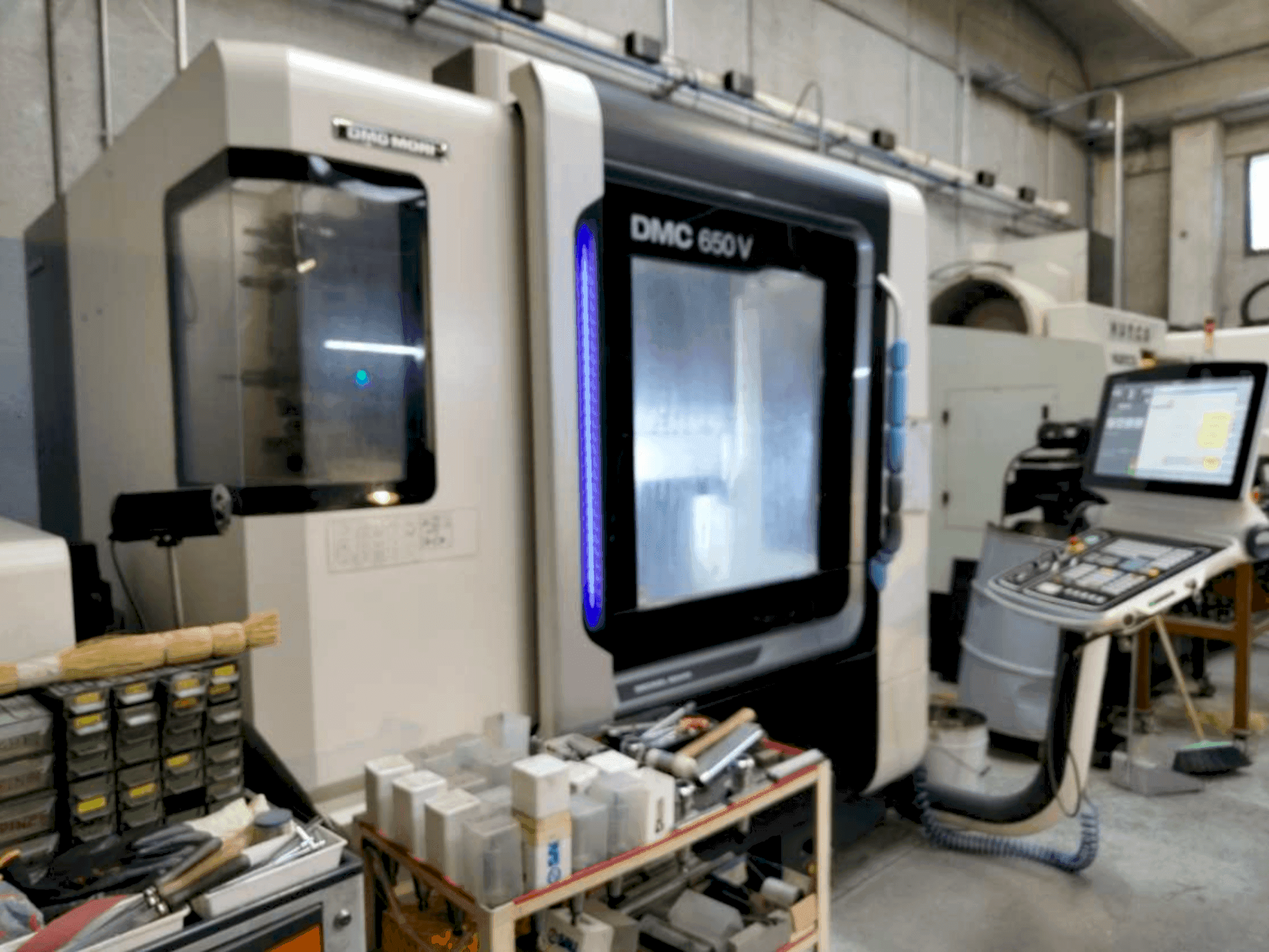 Vista Frontal da DMG MORI DMC 650V máquina