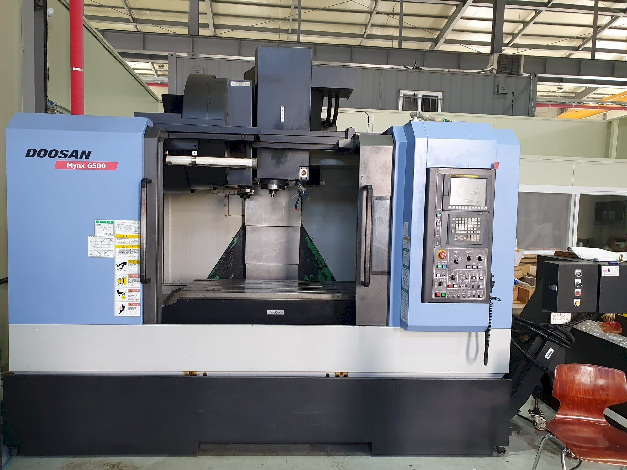 Vista Frontal da Doosan MYNX 6500 máquina